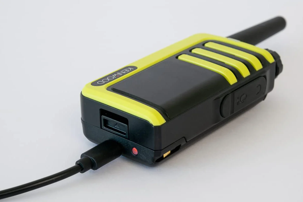KENWOOD, Ricetrasmittenti UBZ-LJ9SET, Walkie-Talkie Senza Licenza, Fino a 18 Ore di Carica, Raggio 6 km, 32 Canali con Chiamata Selettiva, 20 Toni Disponibili, Ricarica Rapida, Giallo e Nero
