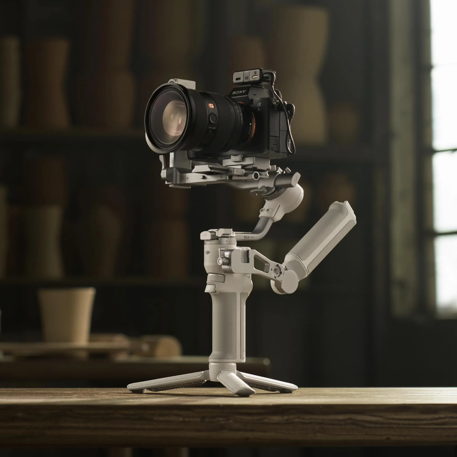DJI RS 4 Mini Combo, stabilizzatore per fotocamera Canon/Sony/Panasonic/Nikon/Fujifilm, blocchi automatici degli assi, 2 kg di carico, stabilizzatore per fotocamera, impugnatura a valigetta