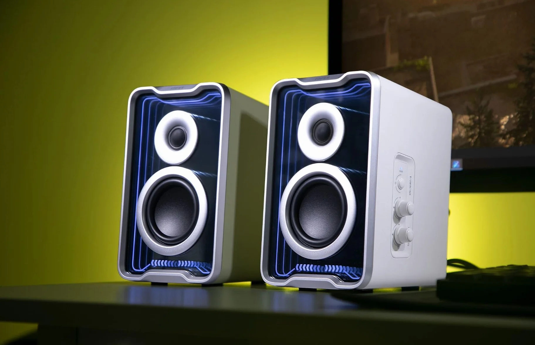 Edifier QR30 Altoparlanti desktop attivi con Bluetooth V5.4, effetti luminosi dinamici. 30 Watt RMS - Bianco