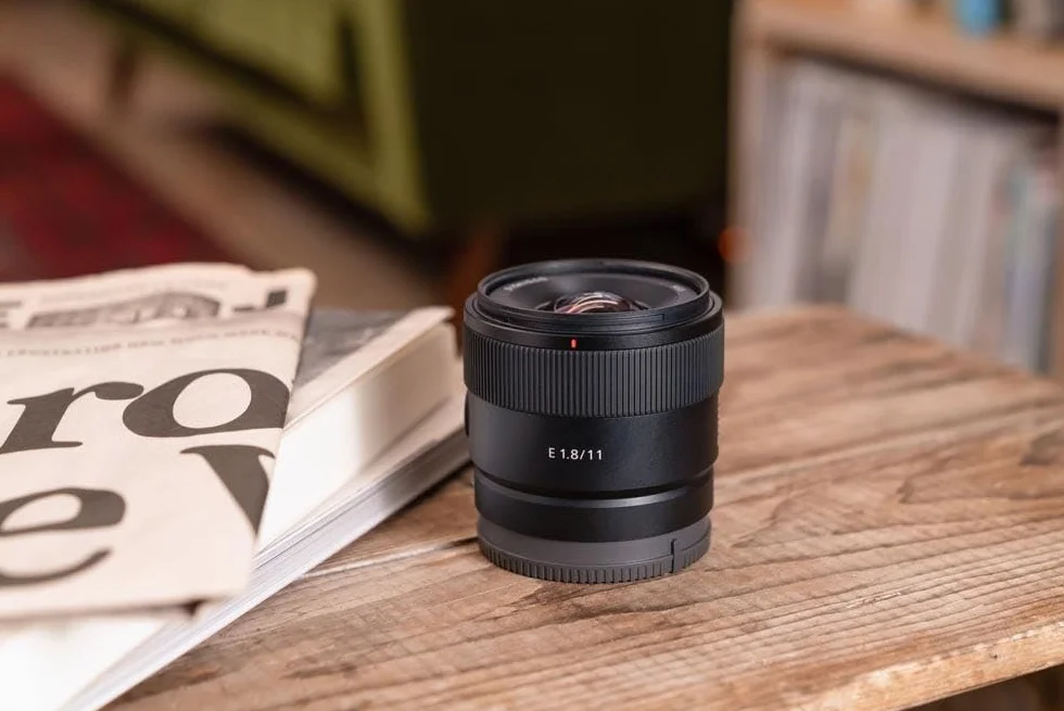 Sony SEL11F18 – Obiettivo grandangolare 11 mm F1.8 per APS-C (compatto e luminoso, attacco E-Mount, ideale per vlogging, paesaggi e architettura, compatibile con A6400, A6700, ZV-E10)