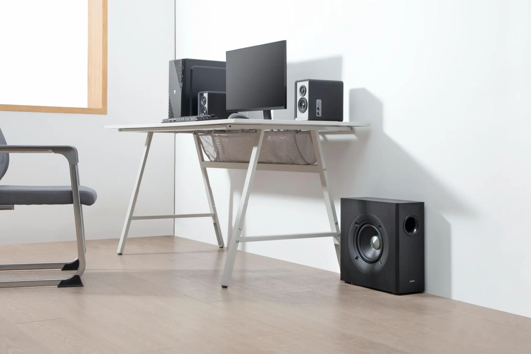 Edifier SUBWOOFER ATTIVO T5s – Woofer da 8 pollici – 70 Watt – Filtro passa-basso – Frequenza fino a 35 Hz – Alloggiamento in MDF per una risonanza ridotta – Standby – Connettori RCA (T5s NERO)
