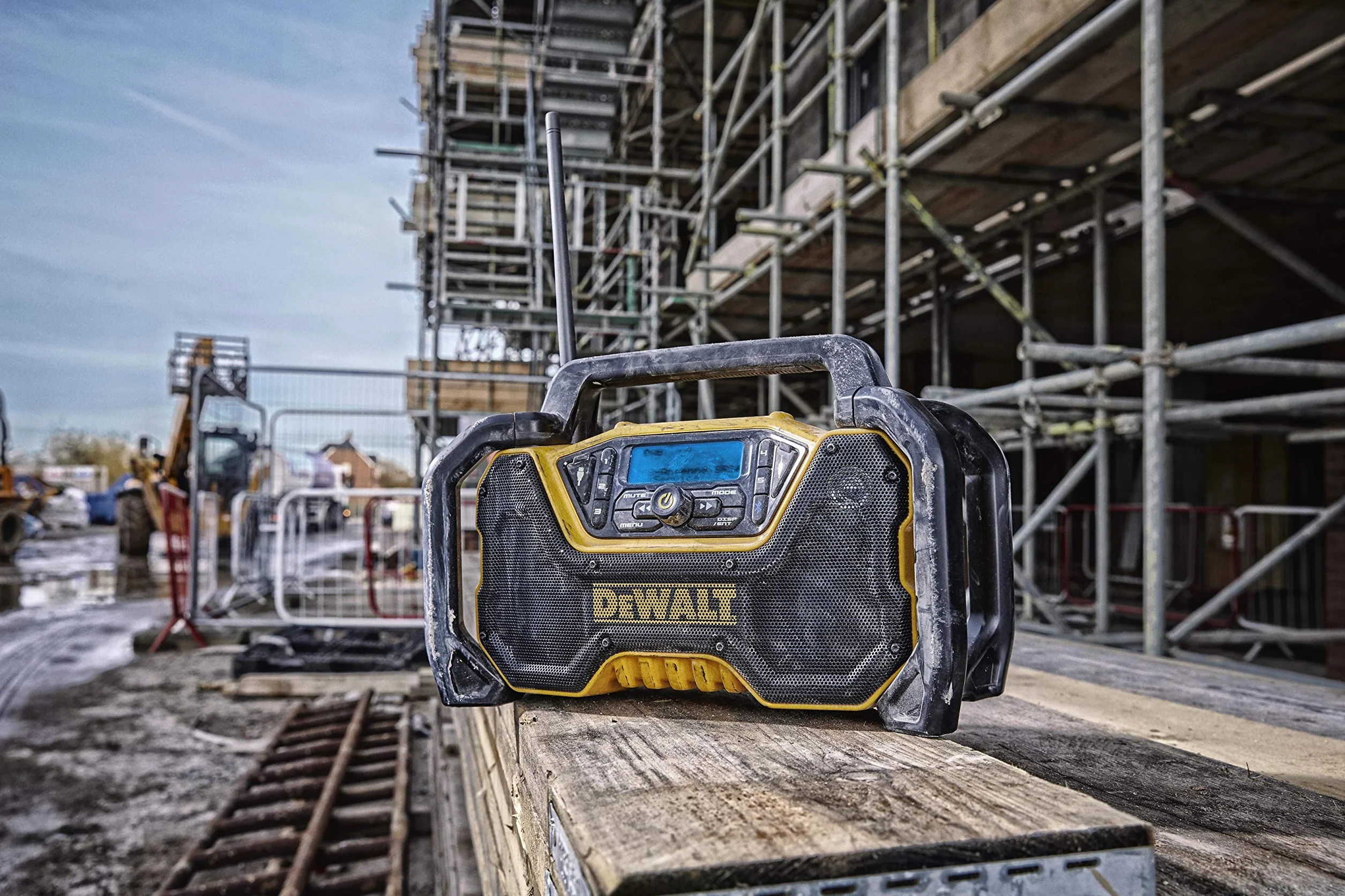 DEWALT XR - Radio a batteria e rete DCR029 (DAB+ e radio FM stereo, alloggiamento estremamente robusto, con Bluetooth, display digitale retroilluminato, fornito senza batteria e caricatore)