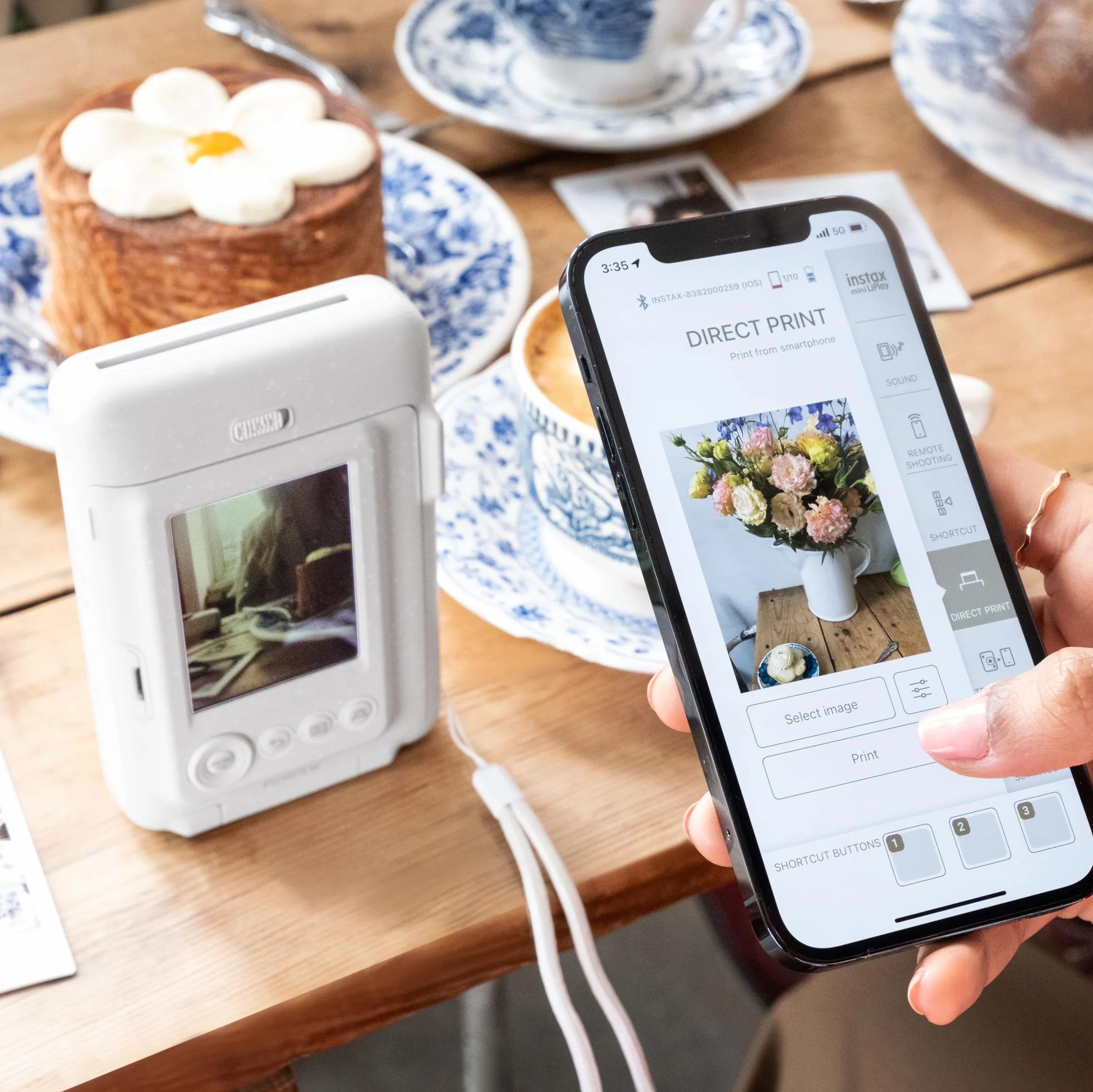 instax Fujifilm mini LiPlay Matcha Green - Fotocamera Istantanea Ibrida, Stampante per Smartphone, Controllo da Remoto, Funzione Sound per Aggiungere Suoni alle Foto, Dimensioni Stampa 86 mm x 54 mm