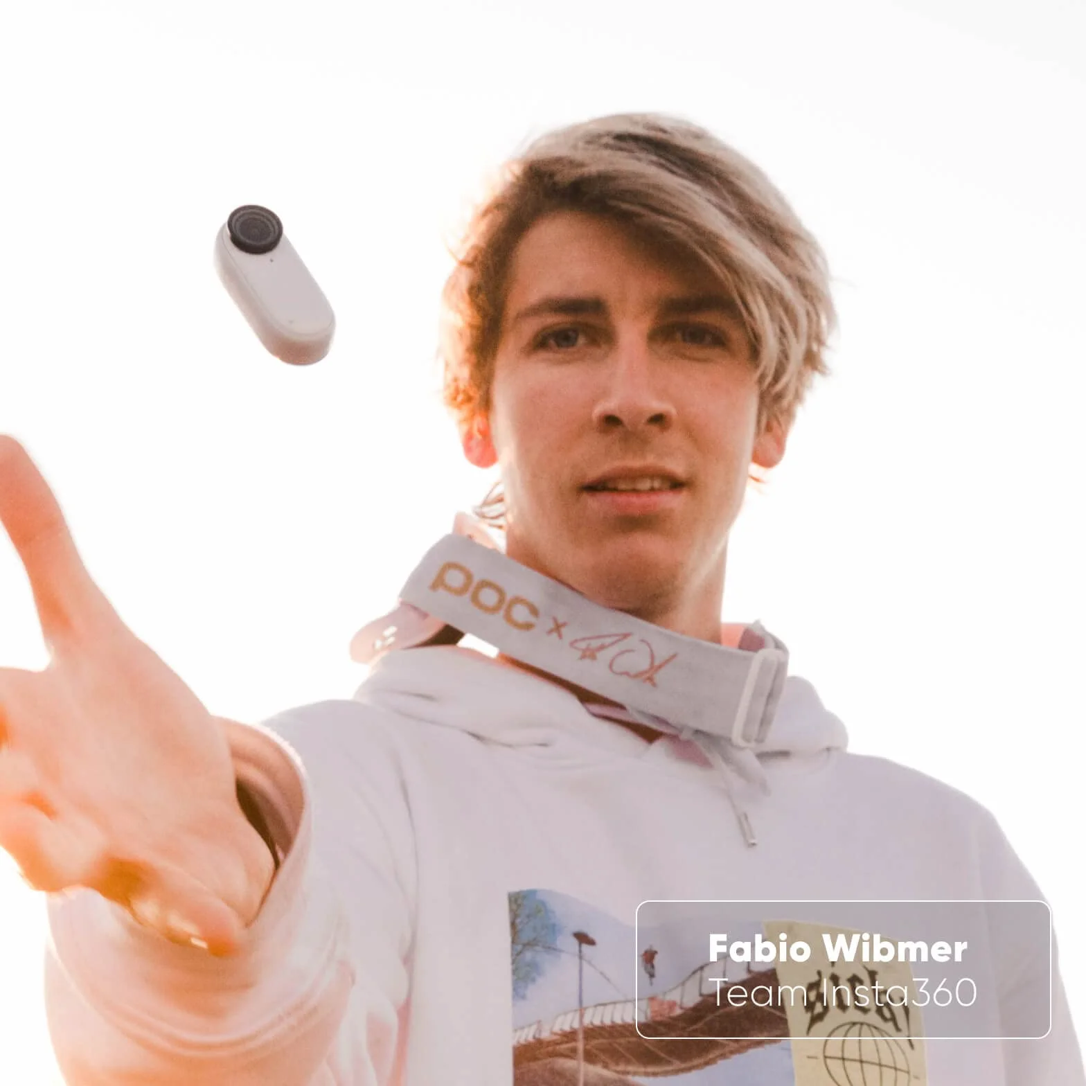 Insta360 GO 2 - Piccola Action Camera, Pesa 27 g, Impermeabile, Stabilizzazione, Cattura POV, Sensore 1/2.3", con Custodia di Ricarica e Accessori per Fotocamera Indossabile per Viaggi, Sport, Vlog