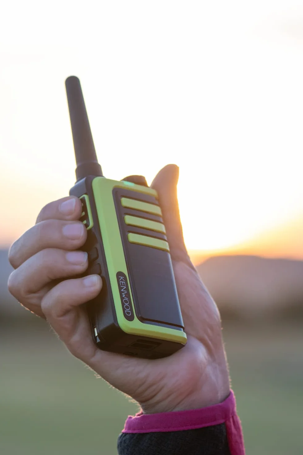 KENWOOD, Ricetrasmittenti UBZ-LJ9SET, Walkie-Talkie Senza Licenza, Fino a 18 Ore di Carica, Raggio 6 km, 32 Canali con Chiamata Selettiva, 20 Toni Disponibili, Ricarica Rapida, Giallo e Nero