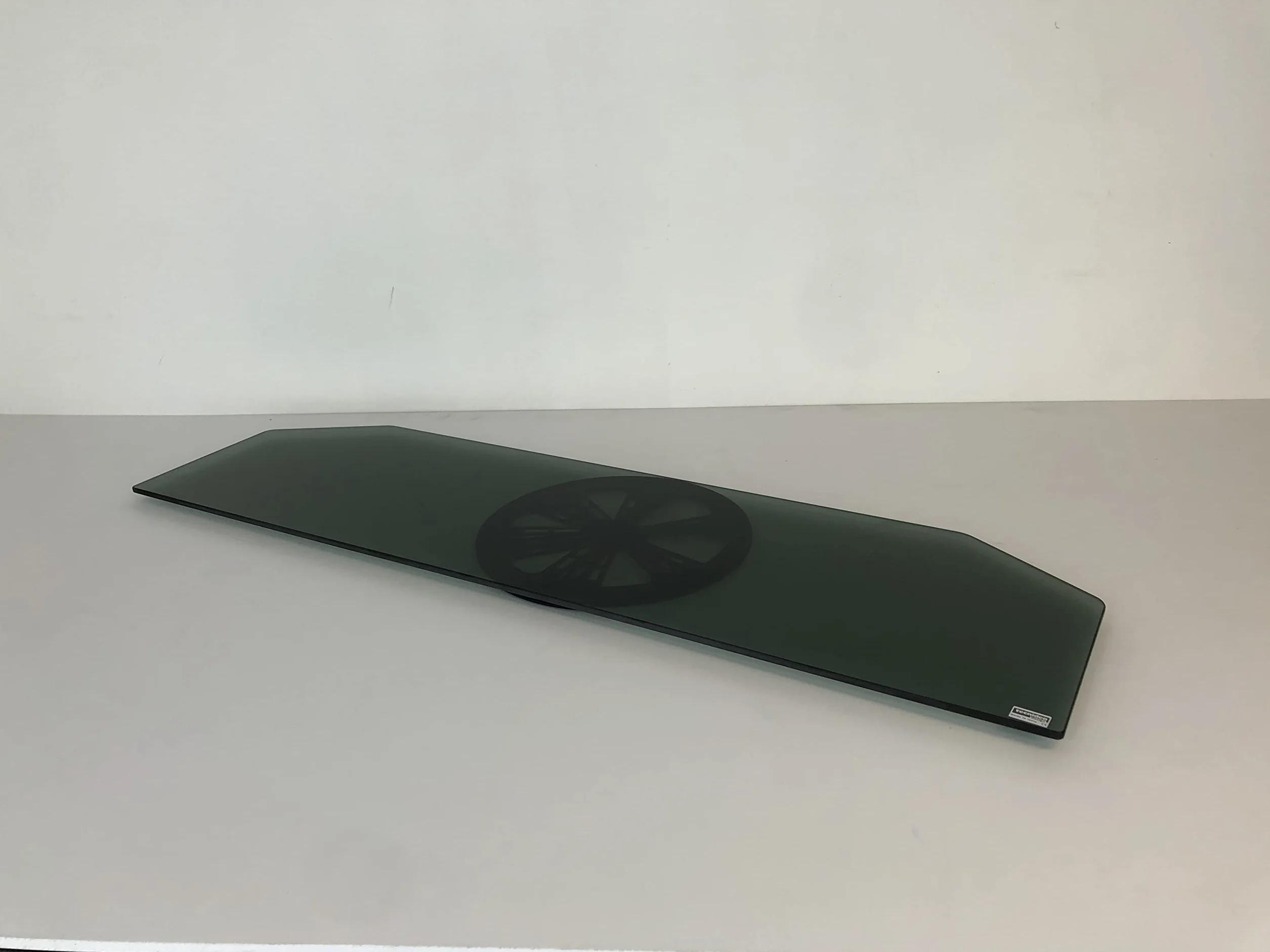Base girevole per grandi TV, sagomata sul retro per facilitare la rotazione - in vetro temperato mm 6 colore Nero fumè, GK114N, dim. cm 114x 32 portata max kg 50