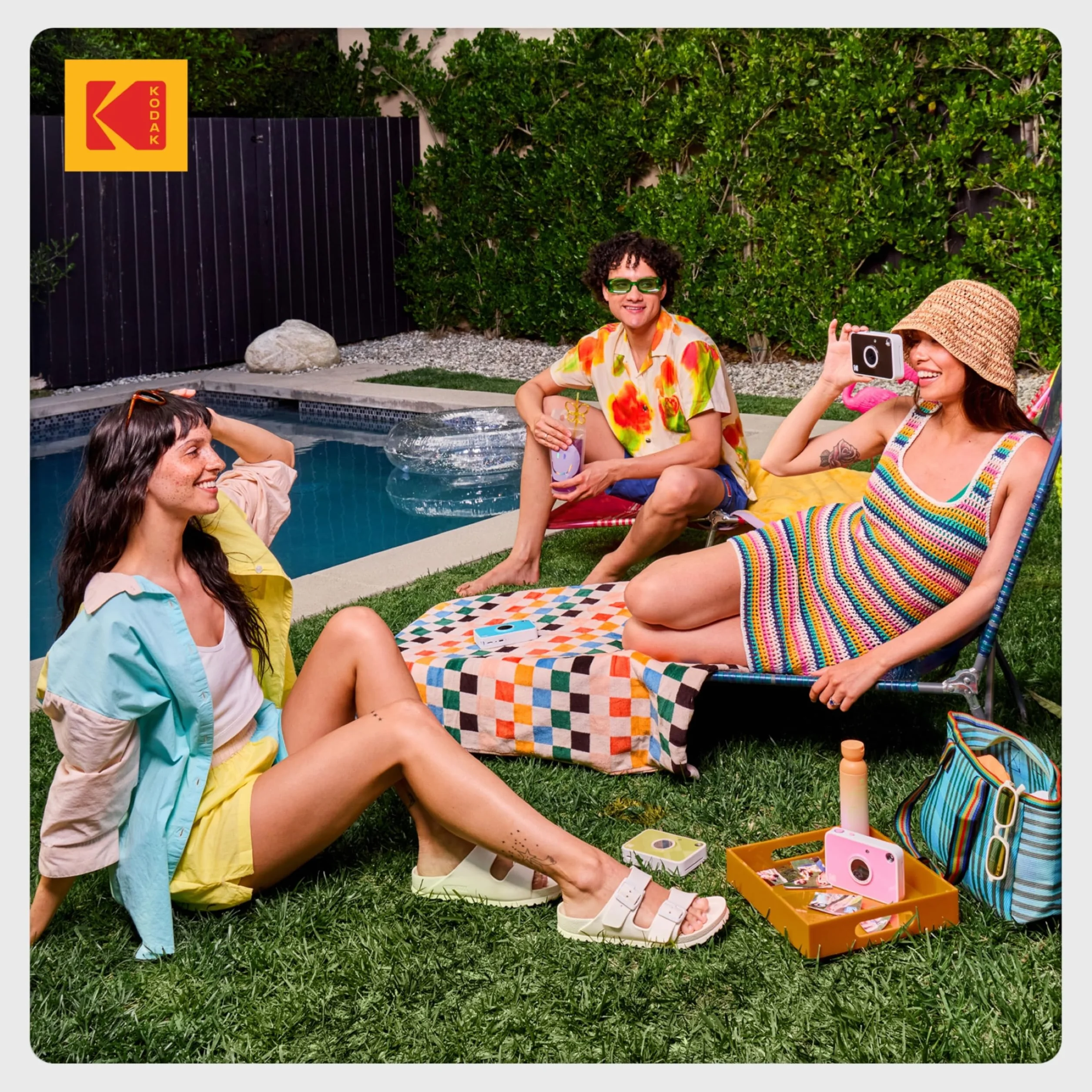 KODAK Printomatic+ Fotocamera Istantanea 10MP Kit Iniziale con Custodia, RGB LED e Carta Adesiva Zink 20pz – Nero