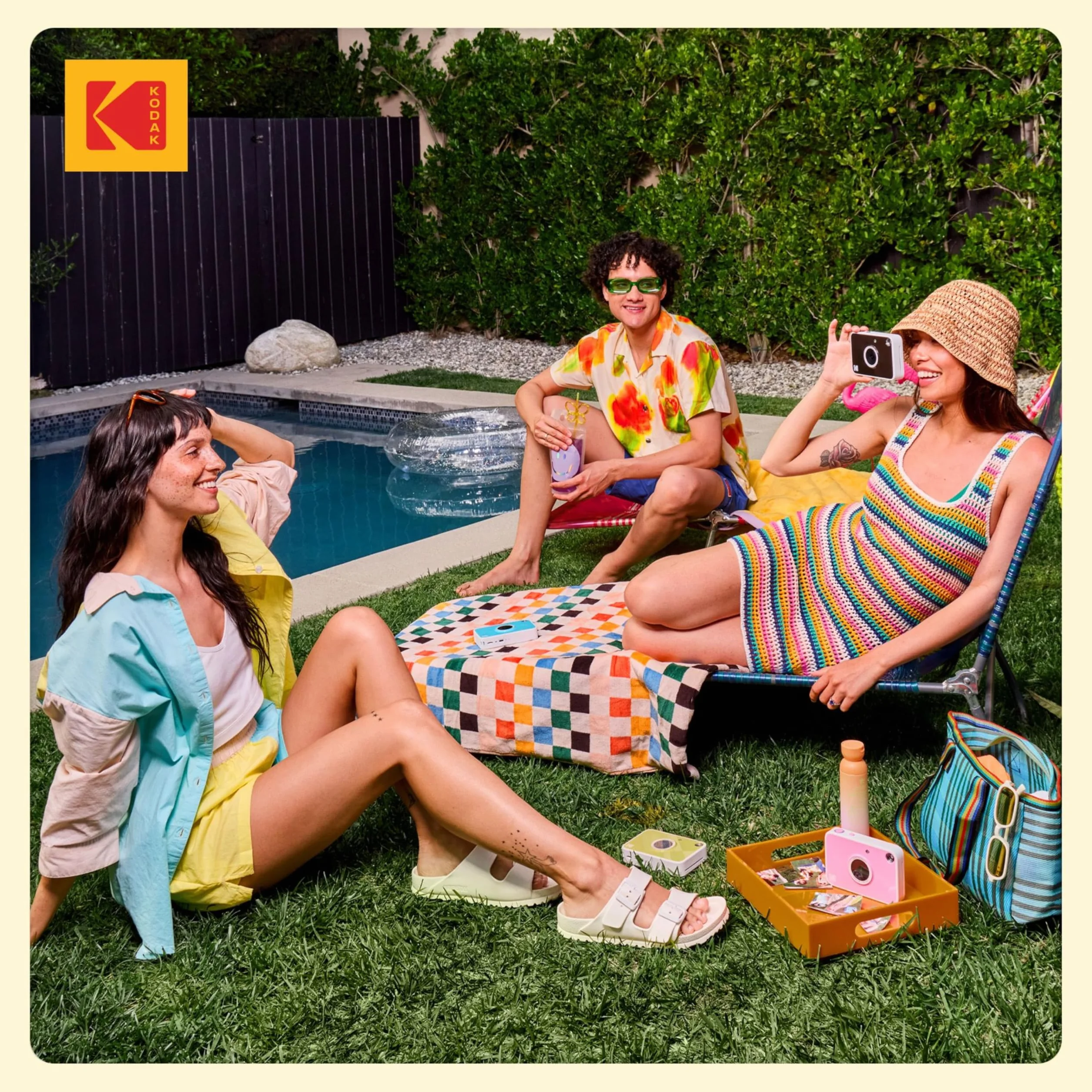 KODAK Printomatic+ Fotocamera Istantanea 10MP Kit Iniziale con Custodia, RGB LED e Carta Adesiva Zink 20pz – Giallo