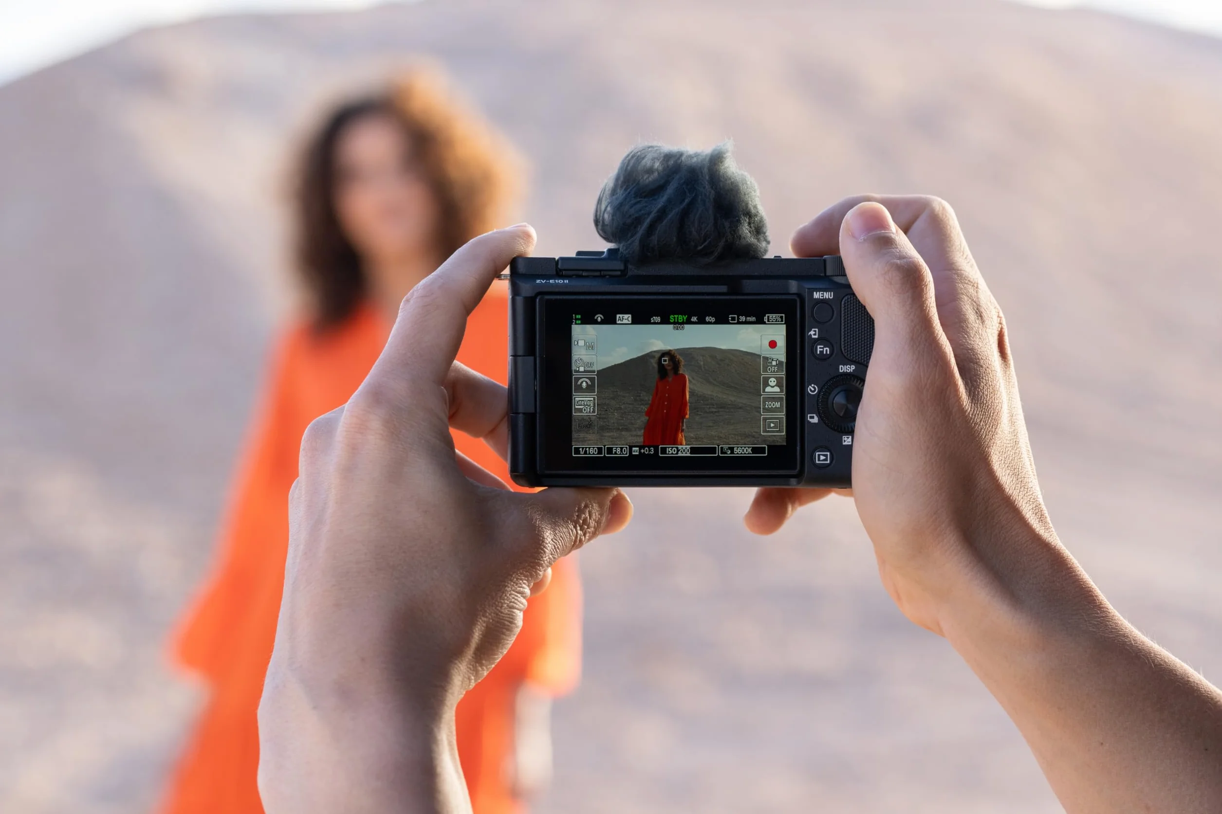 Sony ZV-E10 II Fotocamera per vlogging con obiettivo 16-50 mm (APS-C) – Video 4K 60p, 10 bit 4:2:2, 26 MP, stabilizzazione digitale, autofocus in tempo reale, ideale per vlogging e social media