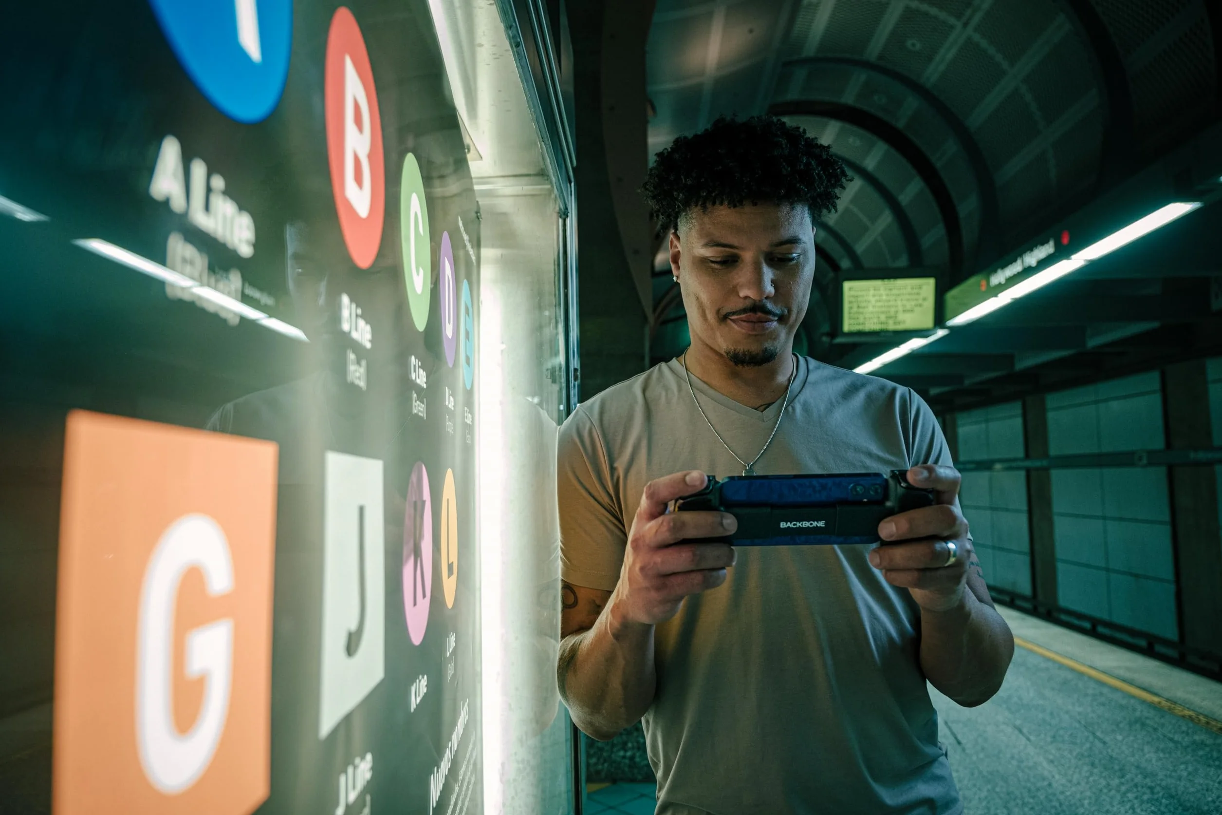 BACKBONE One Mobile Gaming Controller per iPhone (Lightning) - 2nd Gen - Trasforma il tuo iPhone in una console di gioco - Gioca a Xbox, PlayStation, PC e App Store (3 mesi di Apple Arcade inclusi)