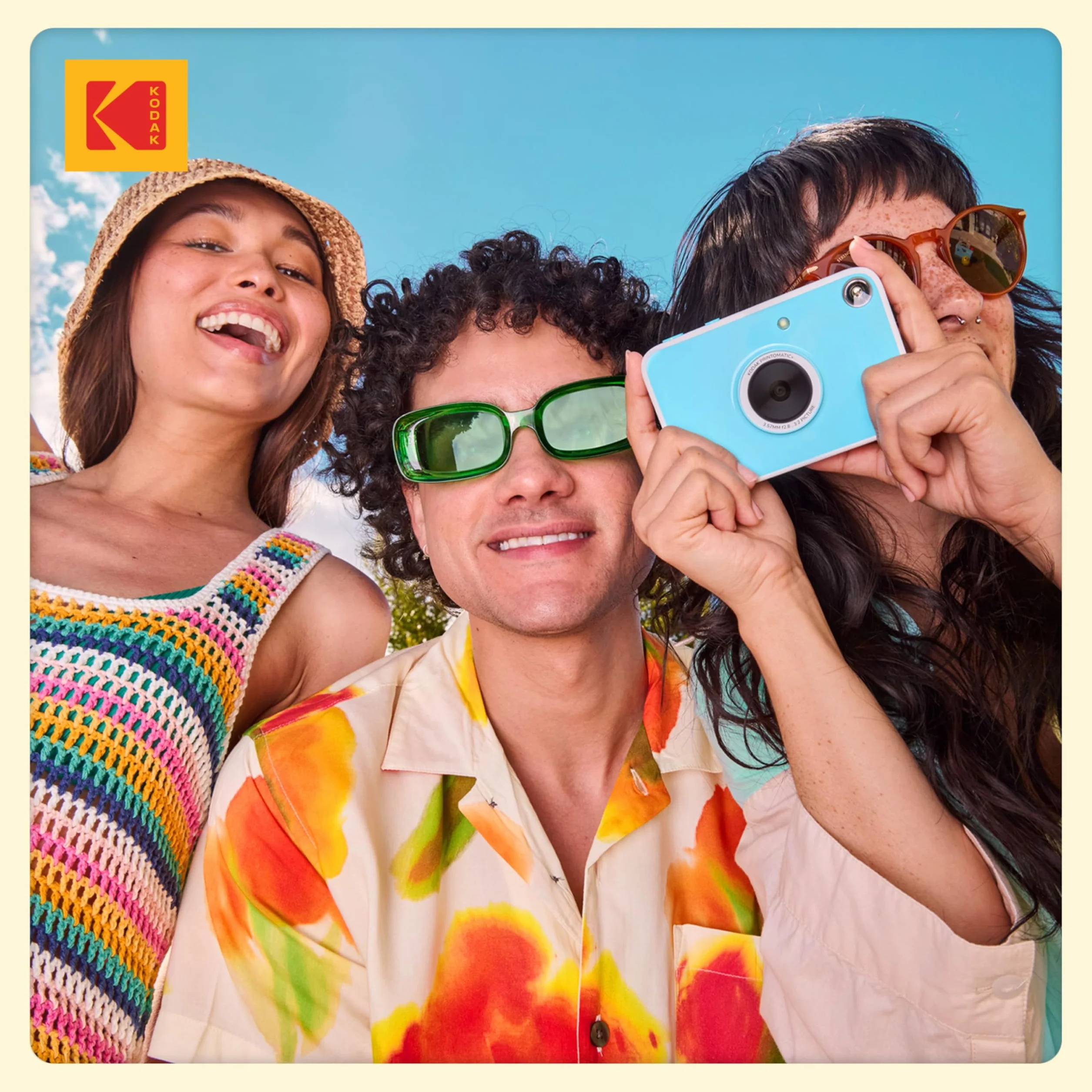 KODAK Printomatic+ Fotocamera Istantanea 10MP Kit Iniziale con Custodia, RGB LED e Carta Adesiva Zink 20pz – Giallo