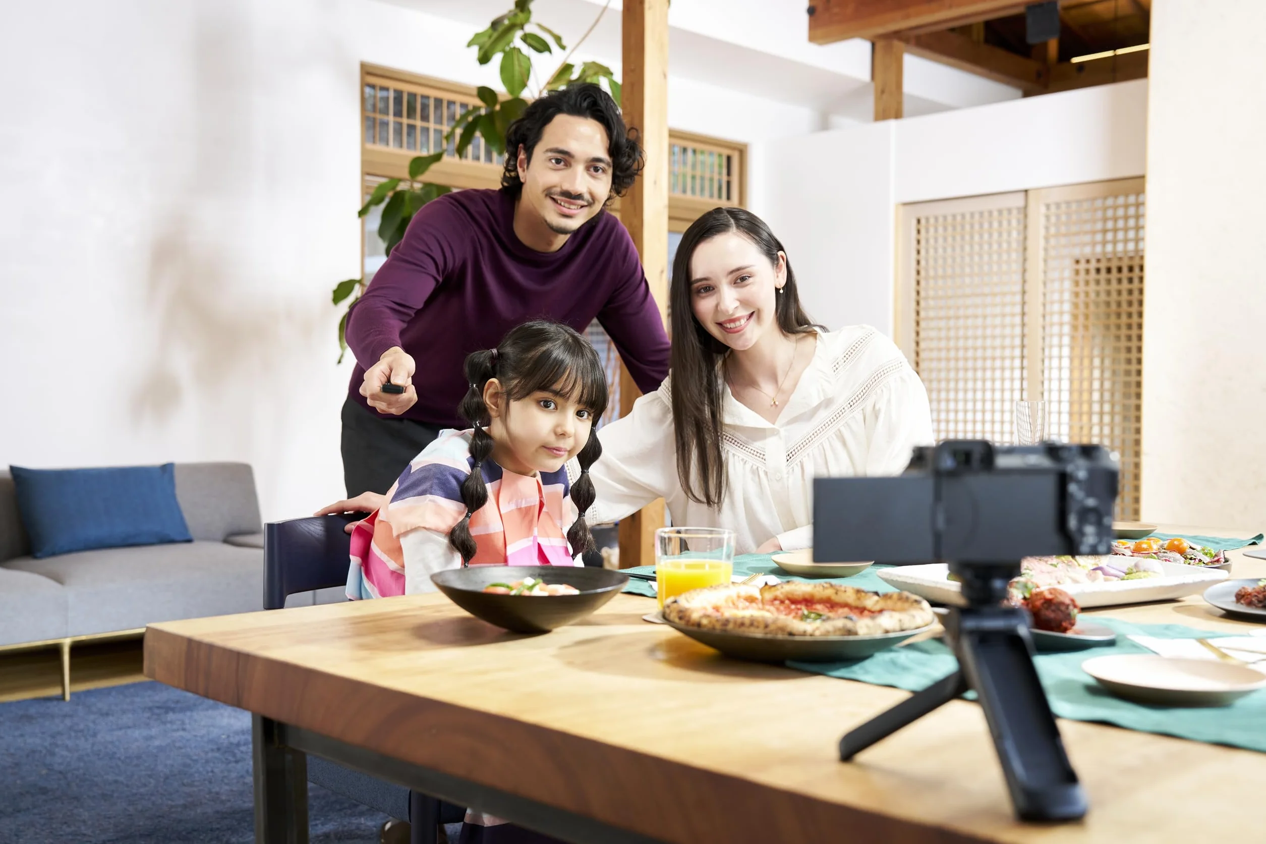 Sony Alpha ZV-E10K: mirrorless APS-C con obiettivo intercambiabile Power Zoom 16-50mm f/3.5-5.6 II, schermo orientabile, video 4K e autofocus oculare in tempo reale, ideale per vlogging.