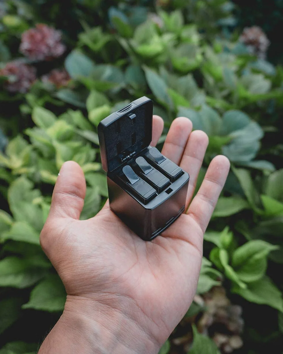 TELESIN Caricabatteria tripla e scatola di immagazzinaggio di batteria con caricabatteria a 3 canali con 2 batterie ricaricabili agli ioni di litio per Gopro Hero 8 Black, Hero 7/6/5 Black