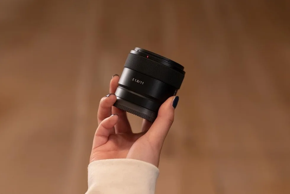 Sony SEL11F18 – Obiettivo grandangolare 11 mm F1.8 per APS-C (compatto e luminoso, attacco E-Mount, ideale per vlogging, paesaggi e architettura, compatibile con A6400, A6700, ZV-E10)