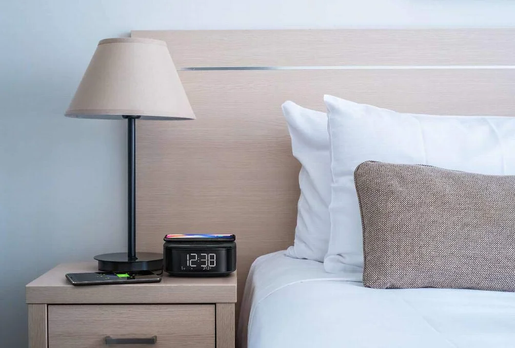 Philips R7705/10 Radiosveglia DAB+/FM, Bluetooth, Allarme Doppio, Spegnimento Automatico, Sincronizzazione Automatica Dell'orario, Batteria Tampone, Caricatore Telefono Wireless