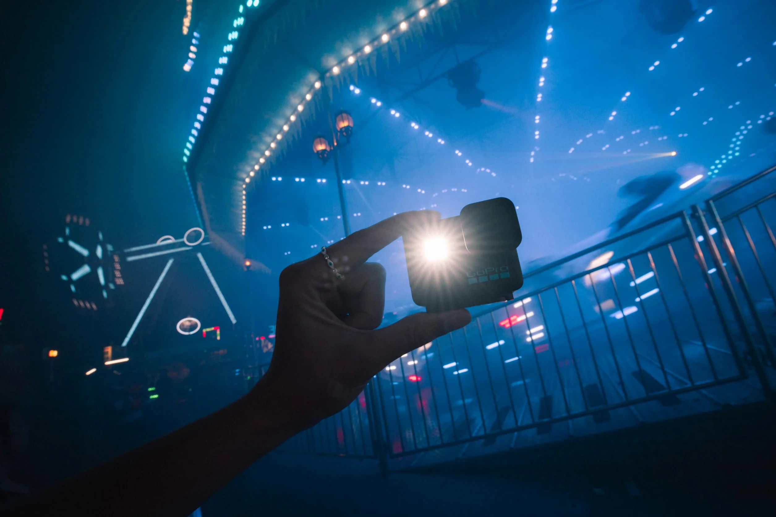 GoPro LIT HERO - Action camera leggera, compatta e impermeabile con luce integrata, video Ultra HD 4K60, foto da 12 MP, touch screen, stabilizzazione HyperSmooth