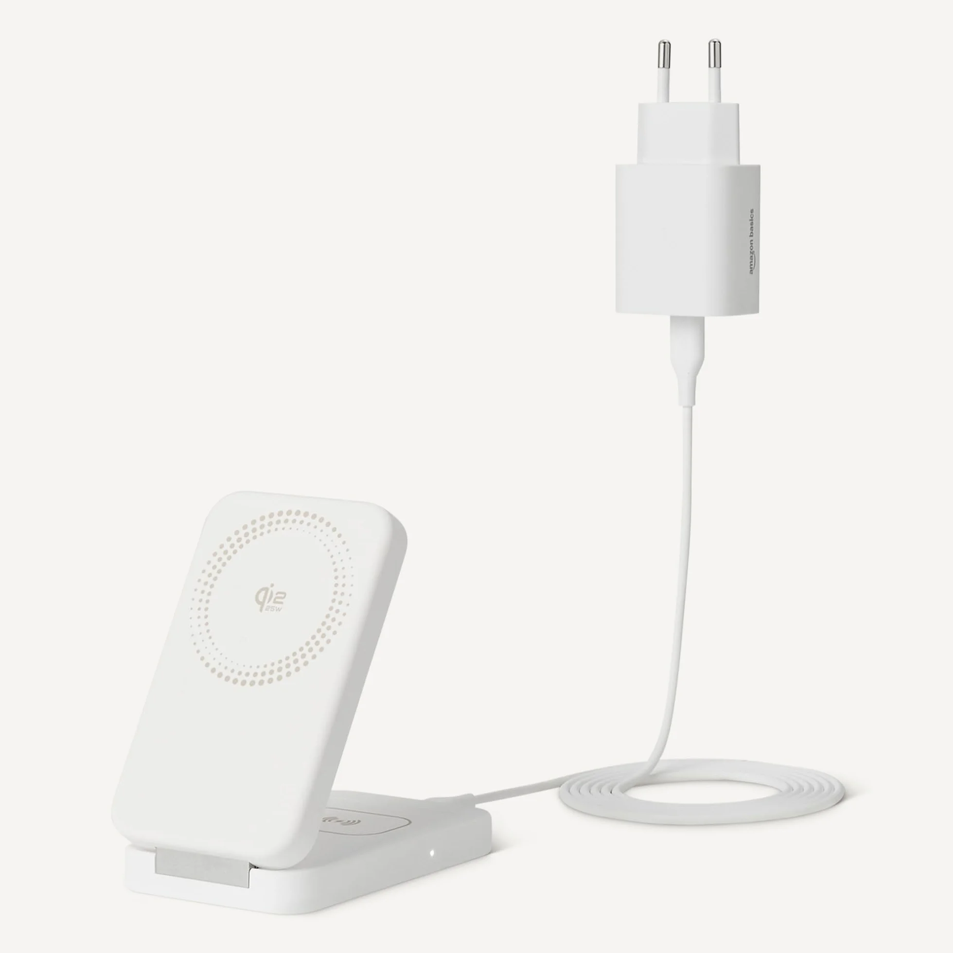 Amazon Basics - Stazione Ricarica Wireless 2in1 Certificata Qi2.2 Compatibile MagSafe, Ricarica Rapida 25W Max Supporto Pieghevole per iPhone 17/16/15/14/13/12, AirPods con Adattatore 45W Max Bianco