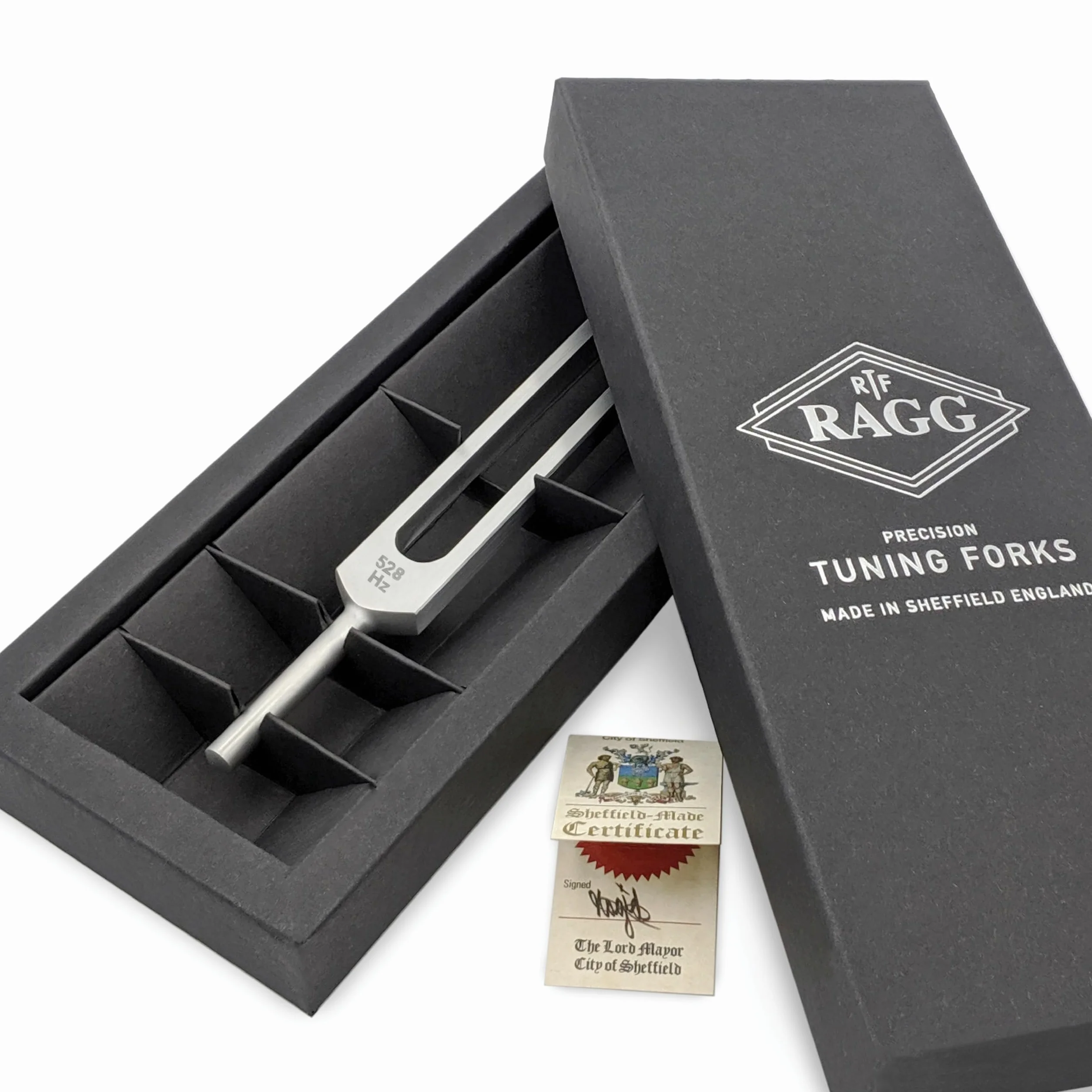 Forcella sintonizzatrice 528Hz prodotta a Sheffield, Inghilterra, da Ragg Tuning Forks. Forcella di alta qualità in alluminio per energia sonora. Ottimo per meditazione, yoga e terapia del suono