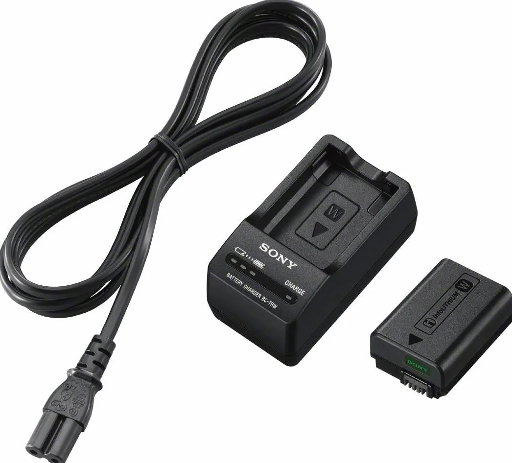 Sony ACC-TRW - Kit originale Batteria NP-FW50 + Caricabatterie BC-TRW per Fotocamere Sony Alpha 5100, 6000, 6100, 6300, 6400, 6500, 7, 7M2, 7R, 7RM2, 7S, 7SM2, DSC-RX10, M2, M3, M4