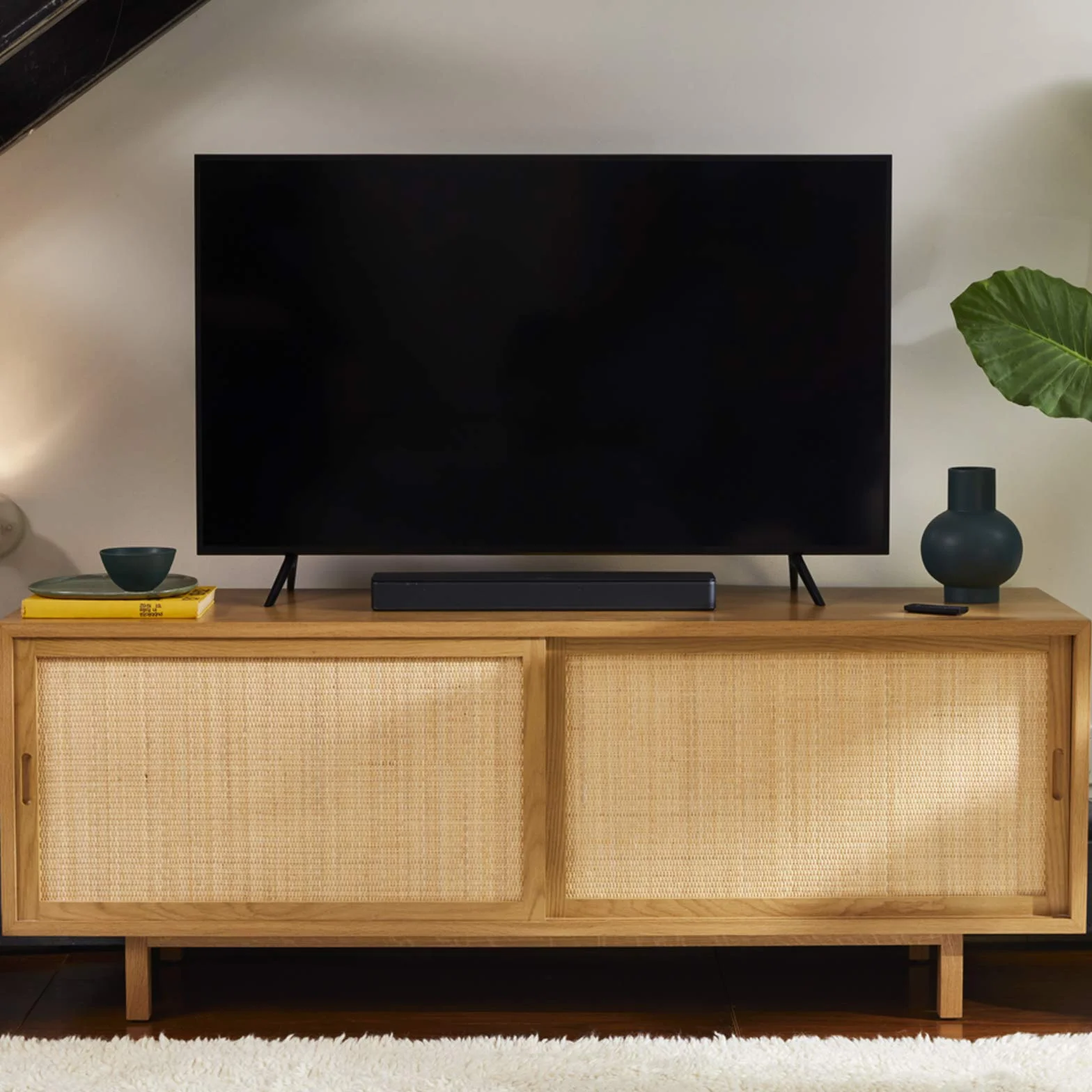 Bose Diffusore TV, Piccola Soundbar con Connettività Bluetooth