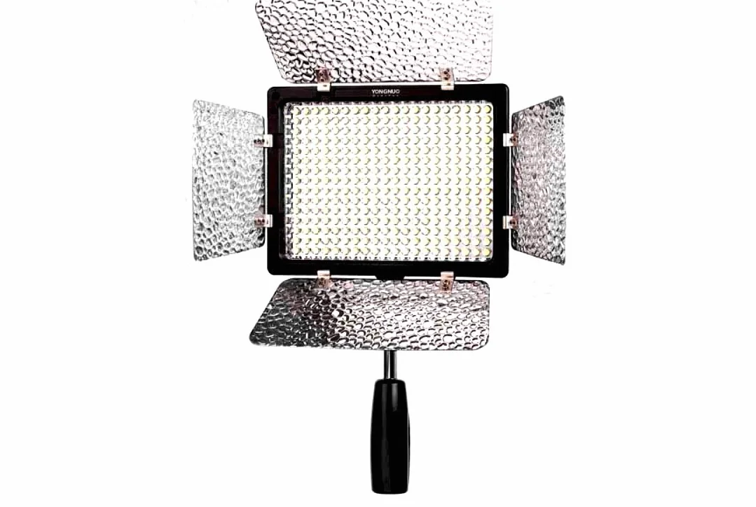 Yongnuo YN-300 II LED Luce Video Hot Shoe per Canon EOS 600D 550D 7D 5D II Canon, Nikon, Pentax, Panasonic, Sony, Leica, Samsung e Olympus Digital SLR Cameras Camcoders DV Videocamera 5500K Illuminazione + 4 filtri colore