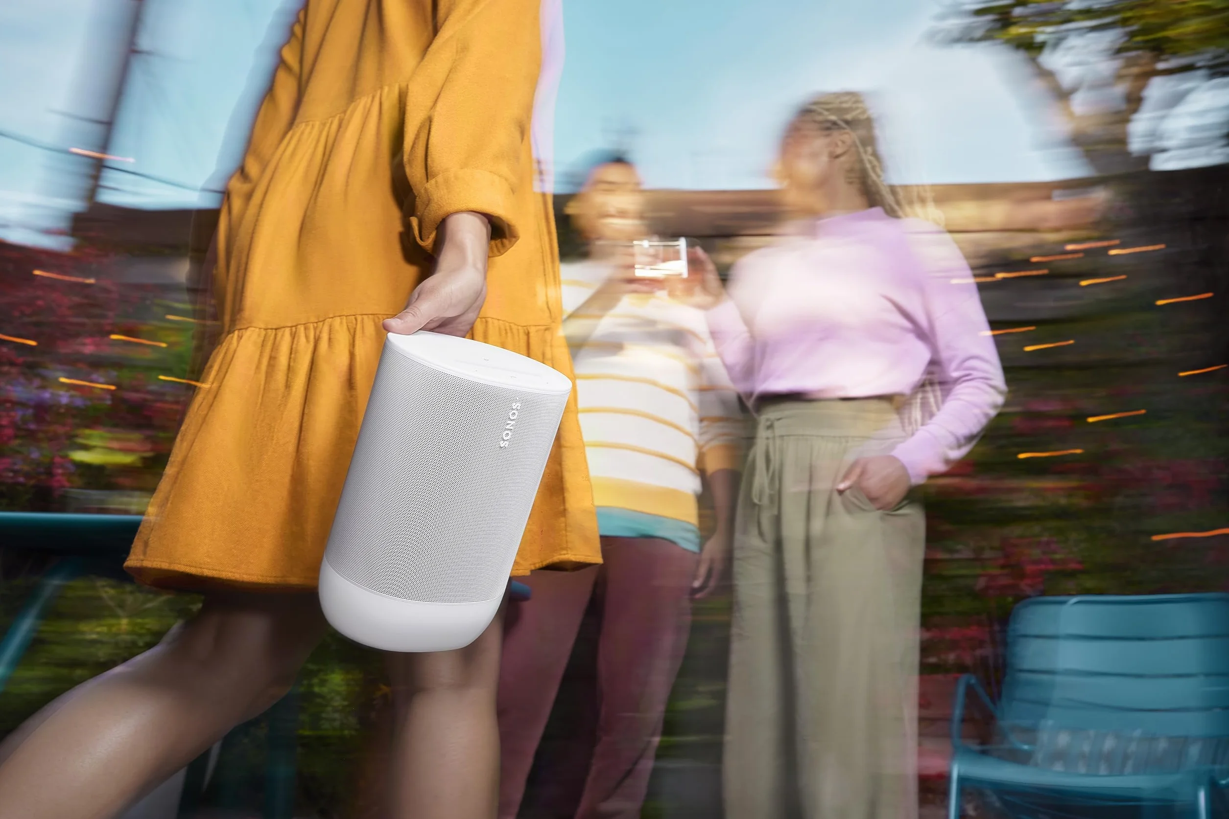 Sonos Move 2 | Speaker portatile wireless con Wi-Fi, Bluetooth, Amazon Alexa, 24 ore di autonomia della batteria, base di ricarica wireless - Bianco