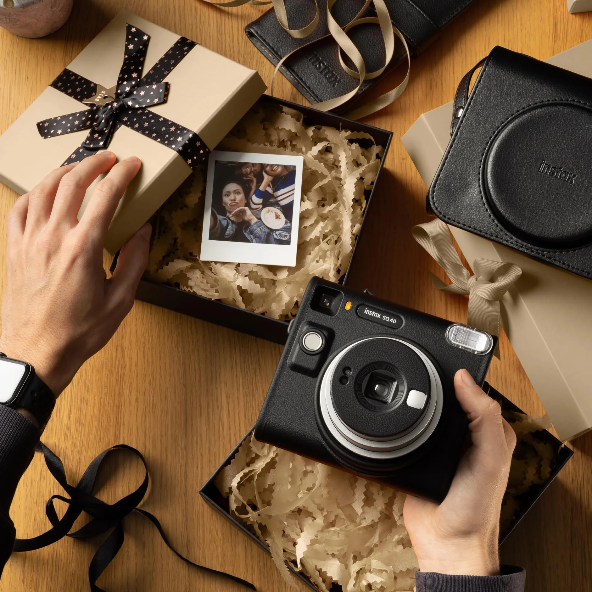 Fujifilm instax SQUARE SQ40 - Fotocamera Istantanea, Esposizione Automatica, Modalità Selfie, Design Classico, Finitura Nera, Eleganza Senza Tempo, Stampe Formato Quadrato 62 mm x 62 mm