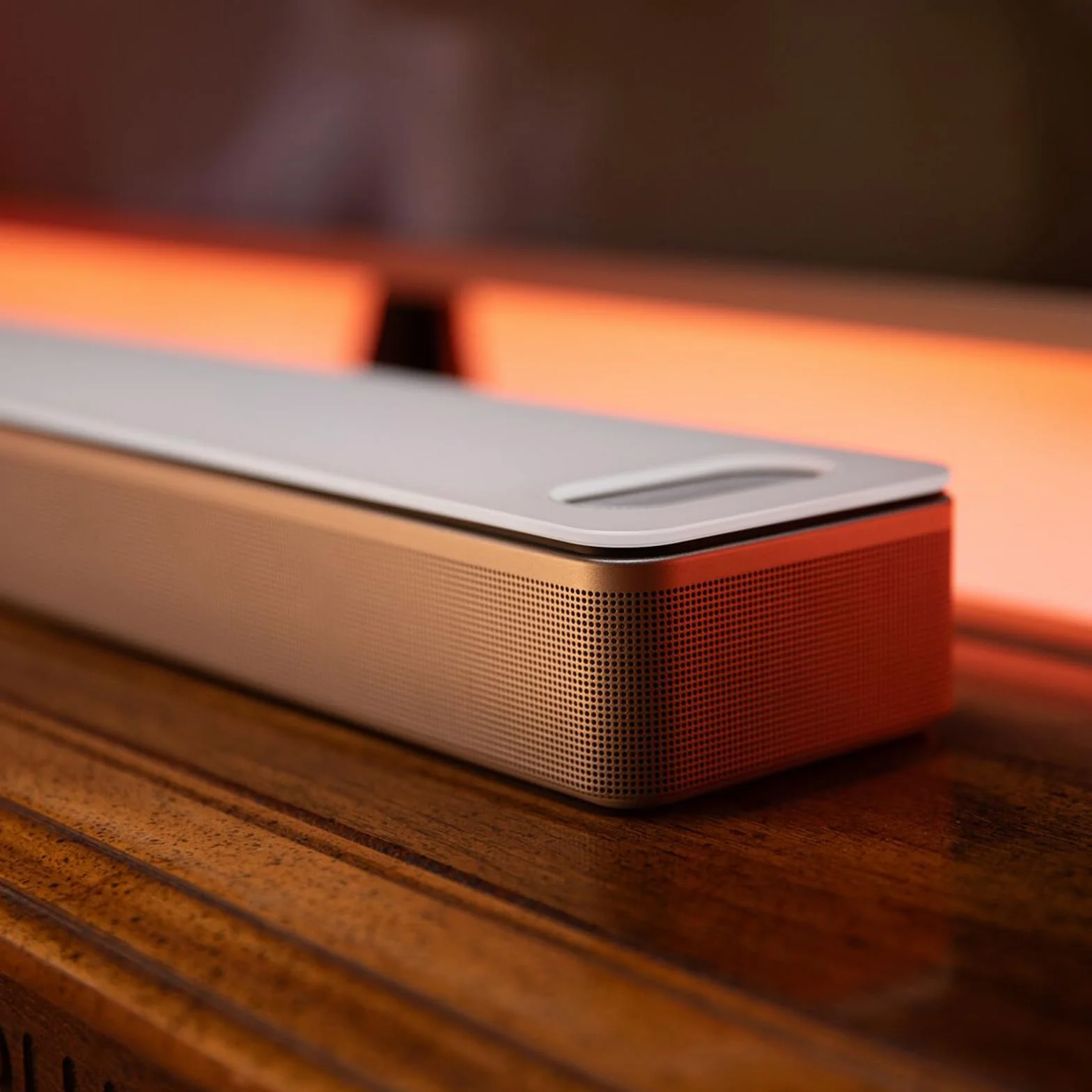 Bose Smart Ultra Soundbar con Dolby Atmos e controllo vocale Alexa, AI Bluetooth Wireless, sistema audio surround per TV, Bianco