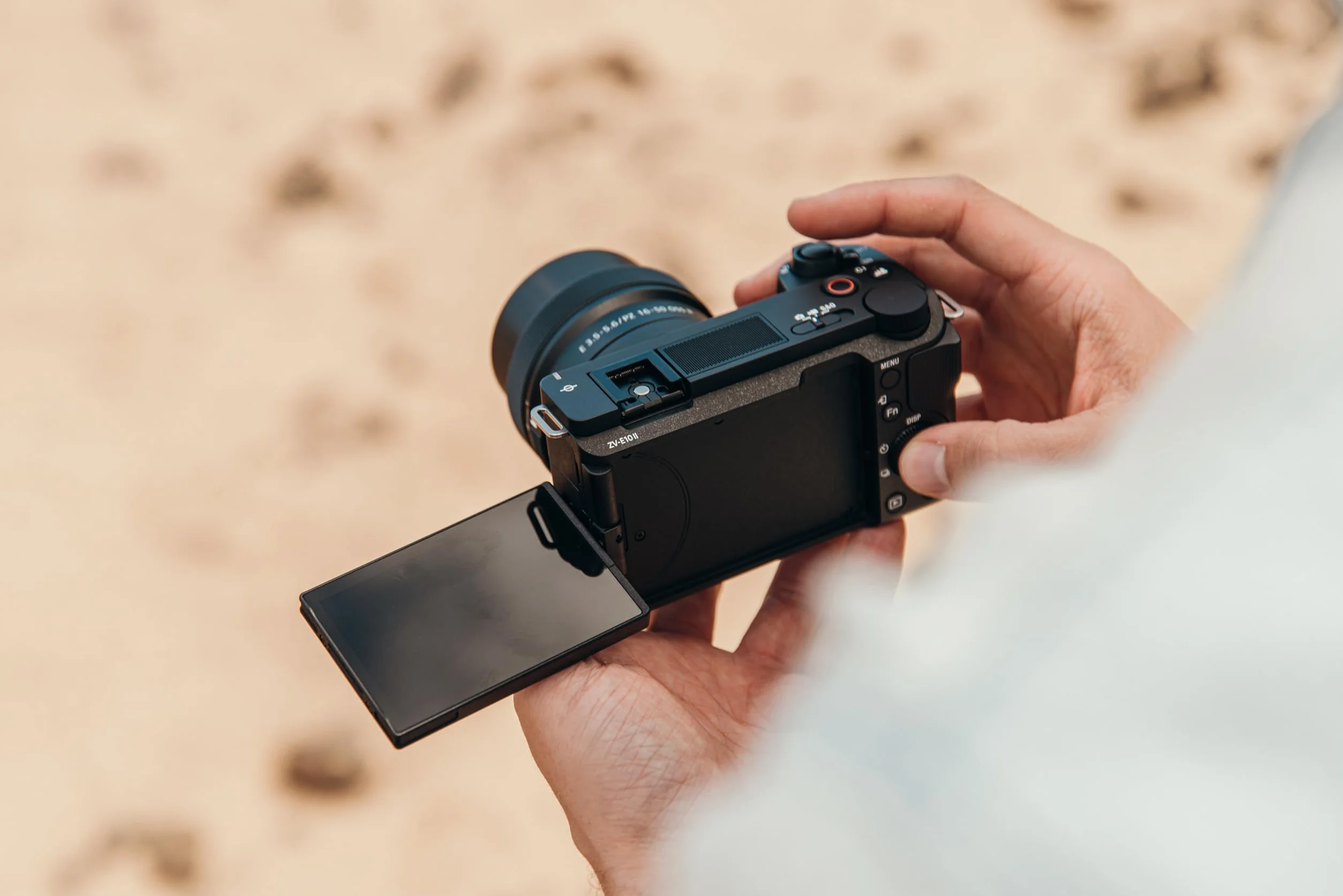 Sony ZV-E10 II Fotocamera per vlogging con obiettivo 16-50 mm (APS-C) – Video 4K 60p, 10 bit 4:2:2, 26 MP, stabilizzazione digitale, autofocus in tempo reale, ideale per vlogging e social media