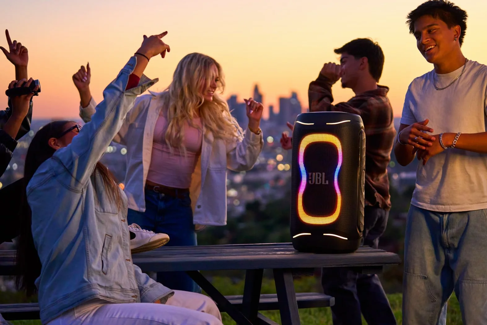 JBL PartyBox 130 Diffusore Portatile per feste con potente JBL Sound, Bluetooth, Lightshow dinamico, Design IPX4 resistente agli schizzi, fino a 15 ore di Batteria, Nero