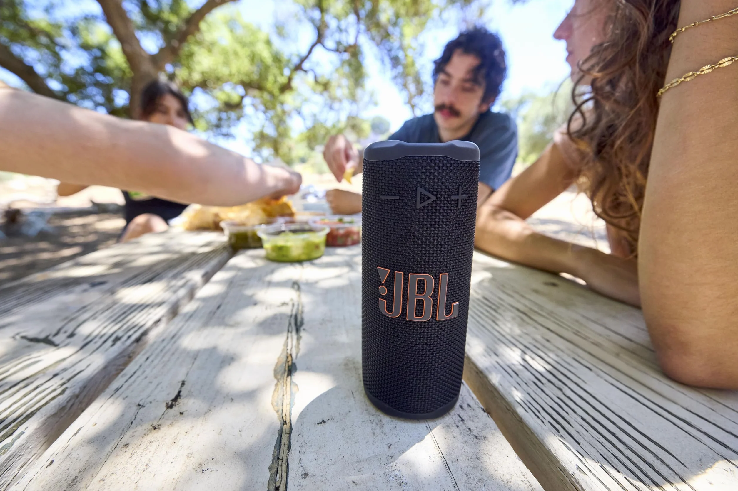 JBL Grip, Speaker Bluetooth Compatto, JBL Pro Sound con AI Sound Boost, IP68 Resistente ad Acqua e Polvere, Luce Ambientale, 14 Ore di Autonomia, Auracast Multi-Speaker, App JBL Portable, Nero