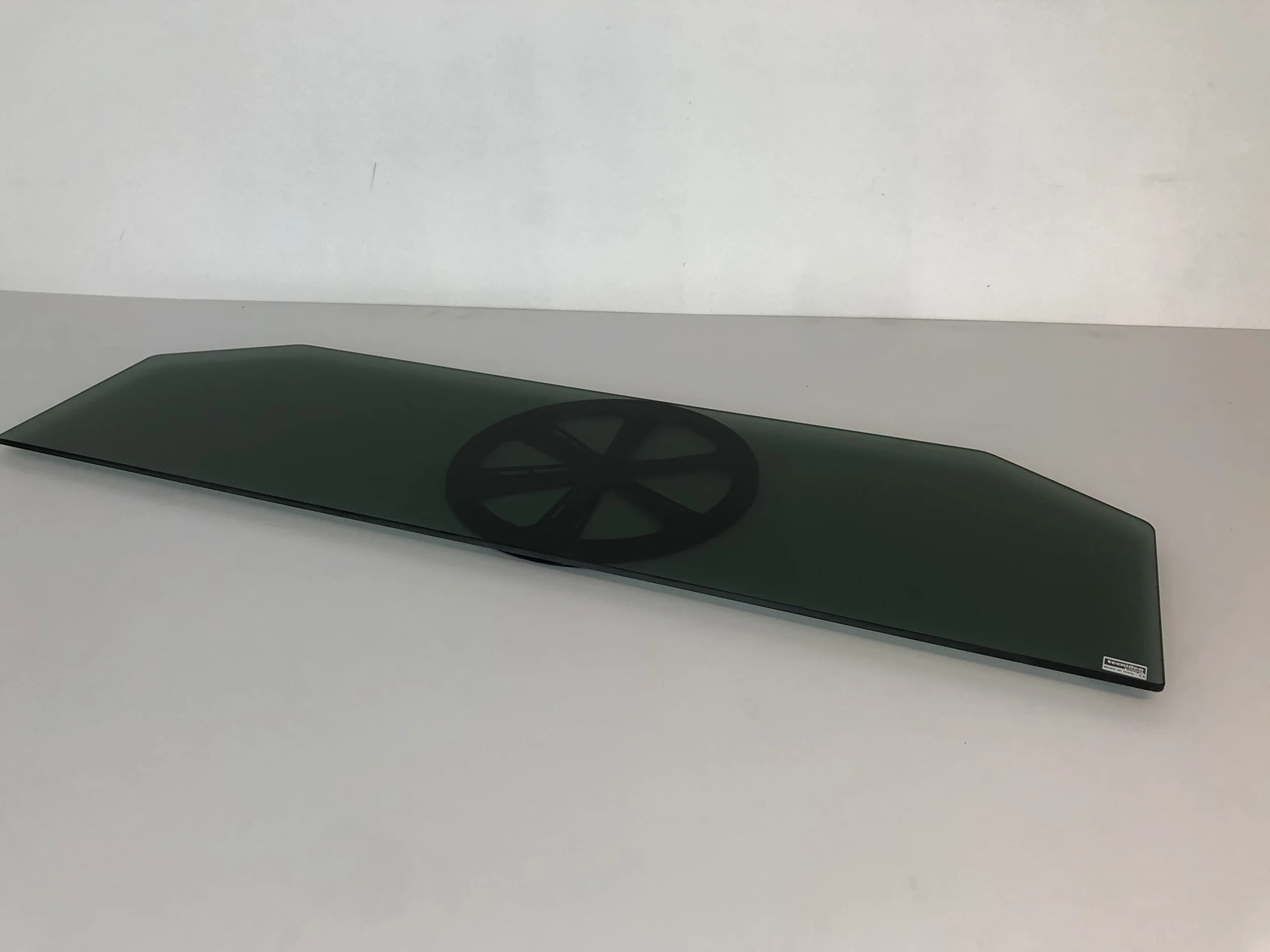 Base girevole per grandi TV, sagomata sul retro per facilitare la rotazione - in vetro temperato mm 6 colore Nero fumè, GK114N, dim. cm 114x 32 portata max kg 50