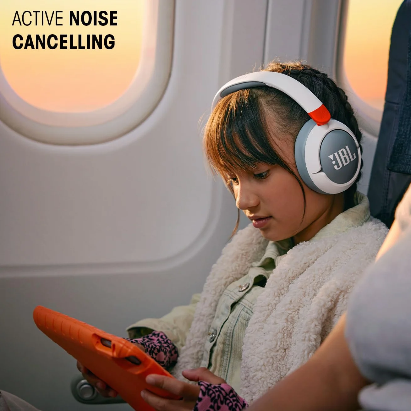 JBL Junior 470 NC Cuffie Over-Ear Bluetooth Wireless per Bambini, con Cancellazione Attiva del Rumore, Microfono Integrato, 50 Ore di Autonomia, JBL Safe Sound, Limitatore Volume, Set Adesivi, Bianco