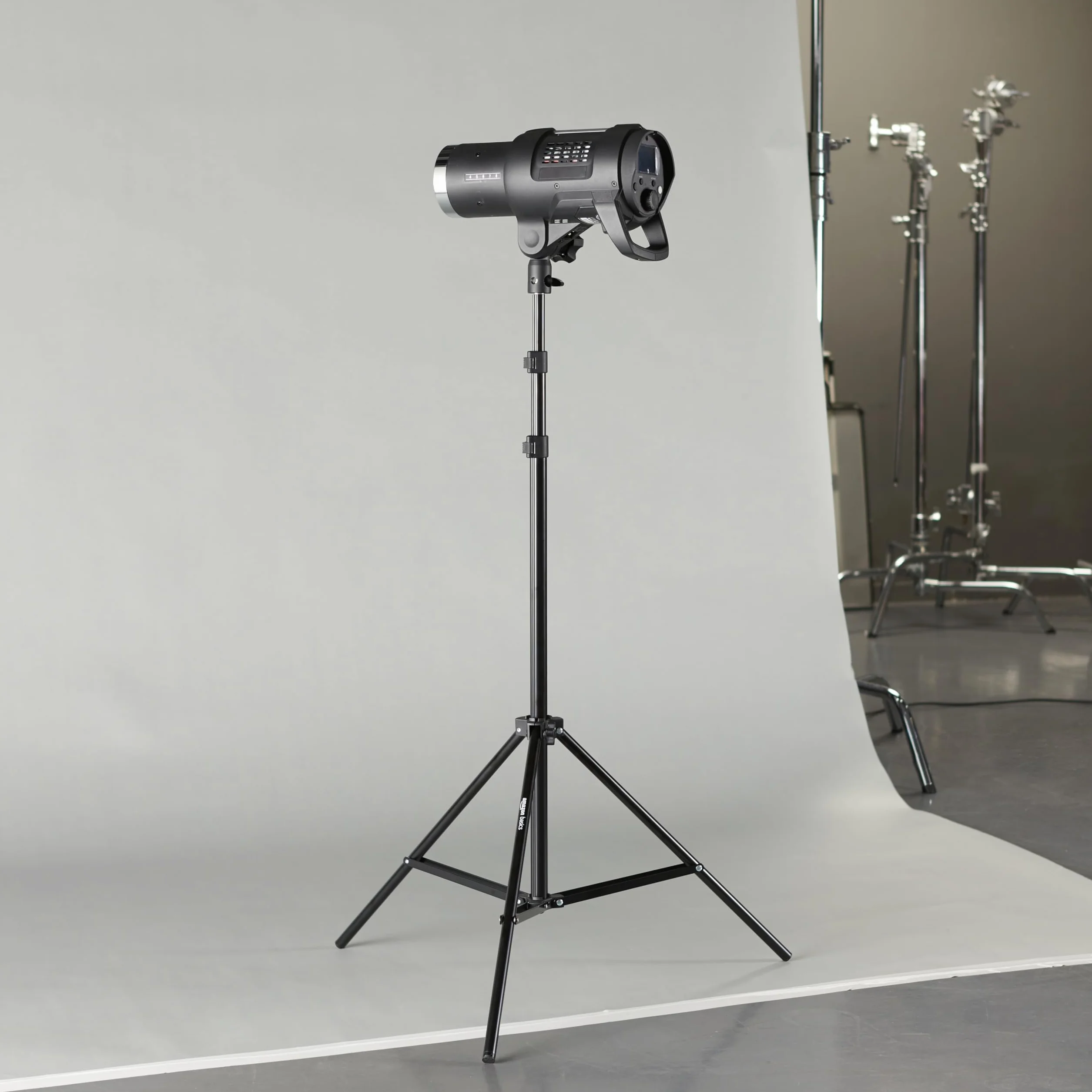 Amazon Basics Supporto per Illuminazione Fotografica in Alluminio da 2.04m con Custodia per Foto in Studio ed Esterna, 1.22kg, Regolabile, Portatile, Confezione da 1 - Nero