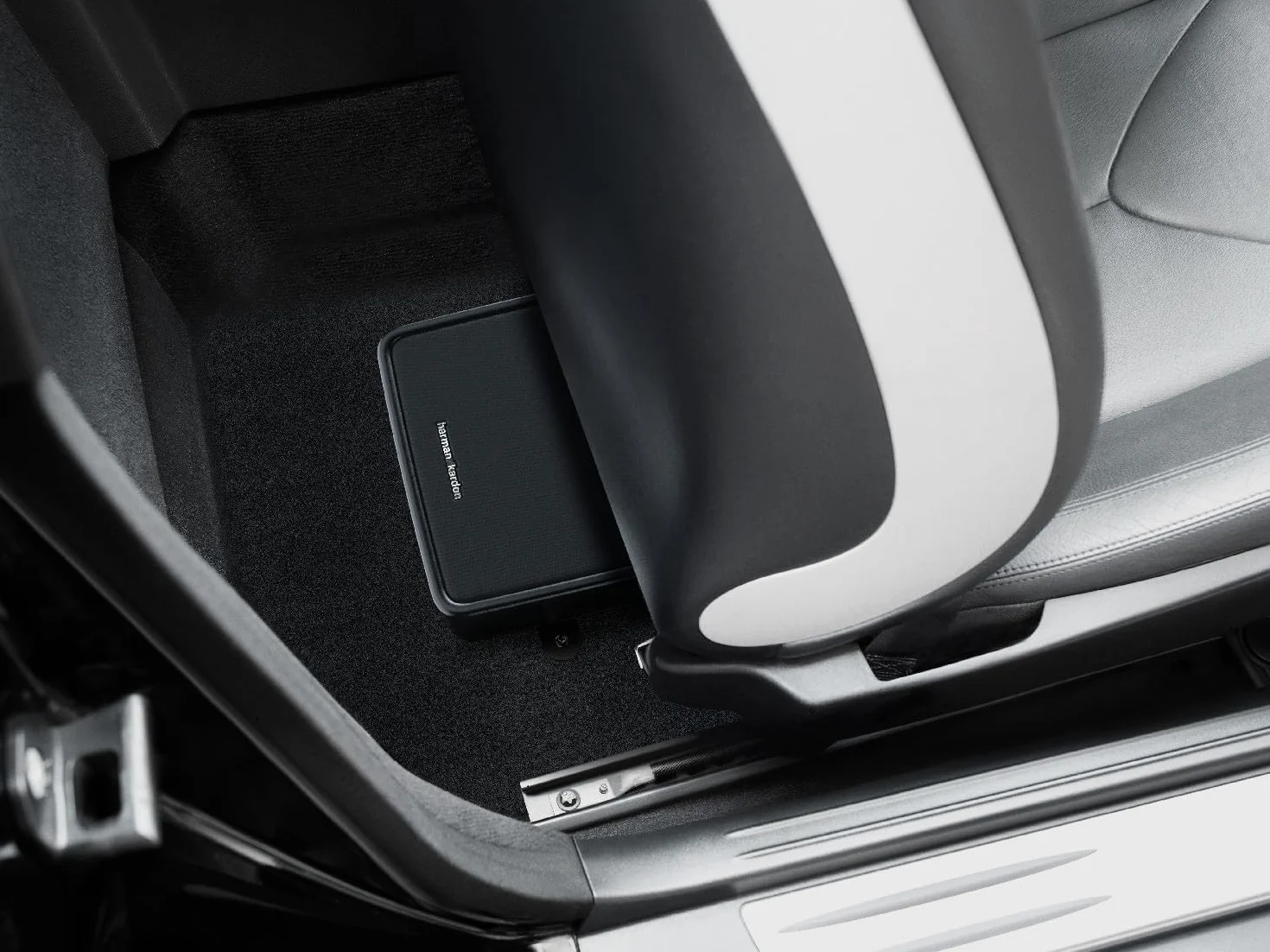 Harman Kardon Feel 700 Subwoofer Auto Attivo Sottosedile, Mini Bass Box Amplificato, Bassi Profondi, Design Slim Ultra Compatto