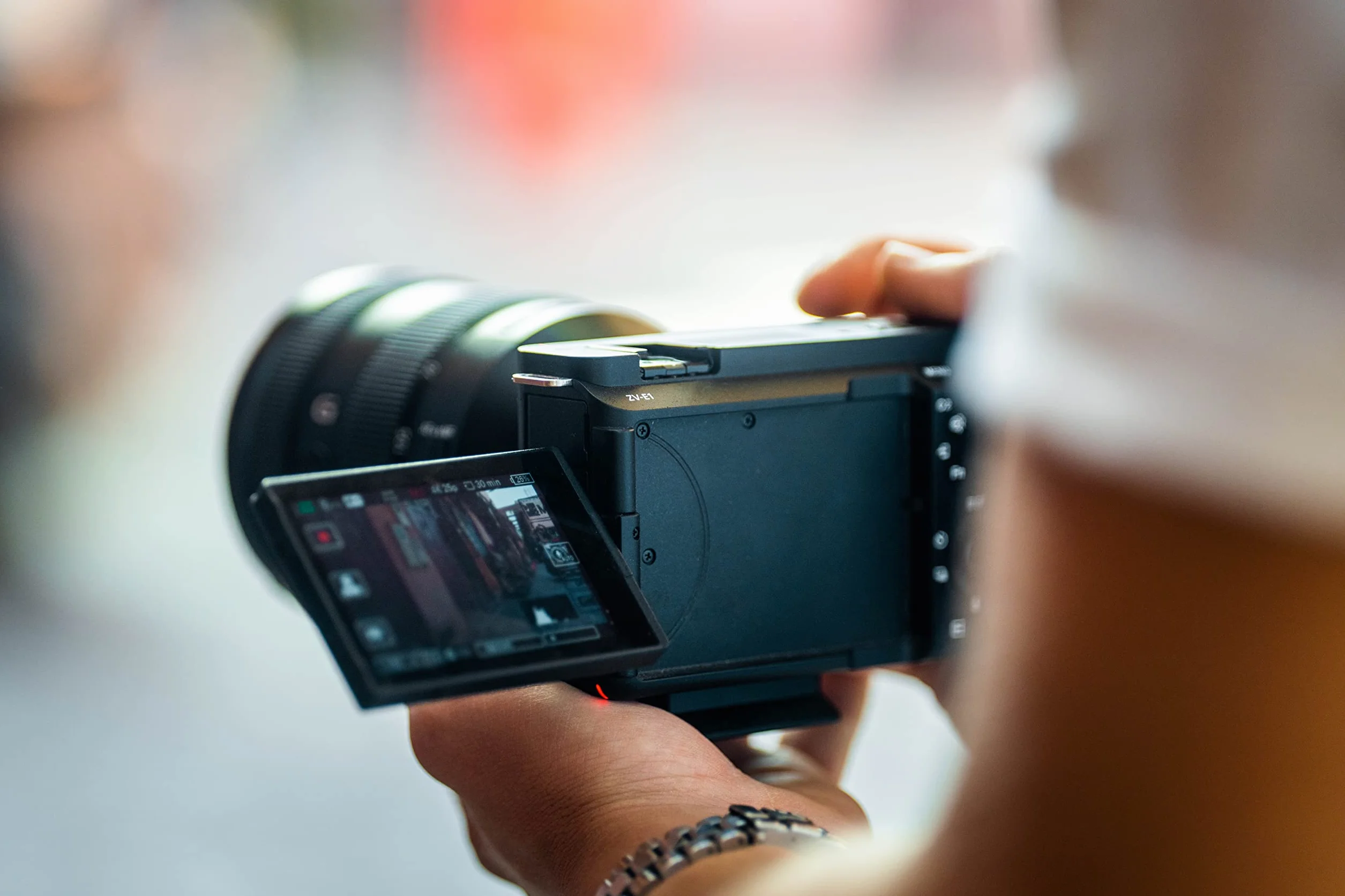 Sony ZV-E1 di Sony | Vlog camera full-frame con obiettivo intercambiabile (compatta e leggera, 4K 60p, 12,2 megapixel, sistema di stabilizzazione digitale a 5 assi, batteria ad alta capacità)