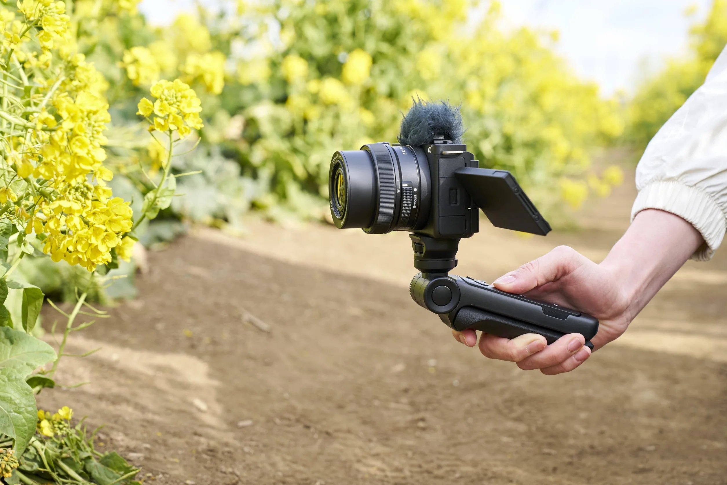 Sony Alpha ZV-E10K: mirrorless APS-C con obiettivo intercambiabile Power Zoom 16-50mm f/3.5-5.6 II, schermo orientabile, video 4K e autofocus oculare in tempo reale, ideale per vlogging.