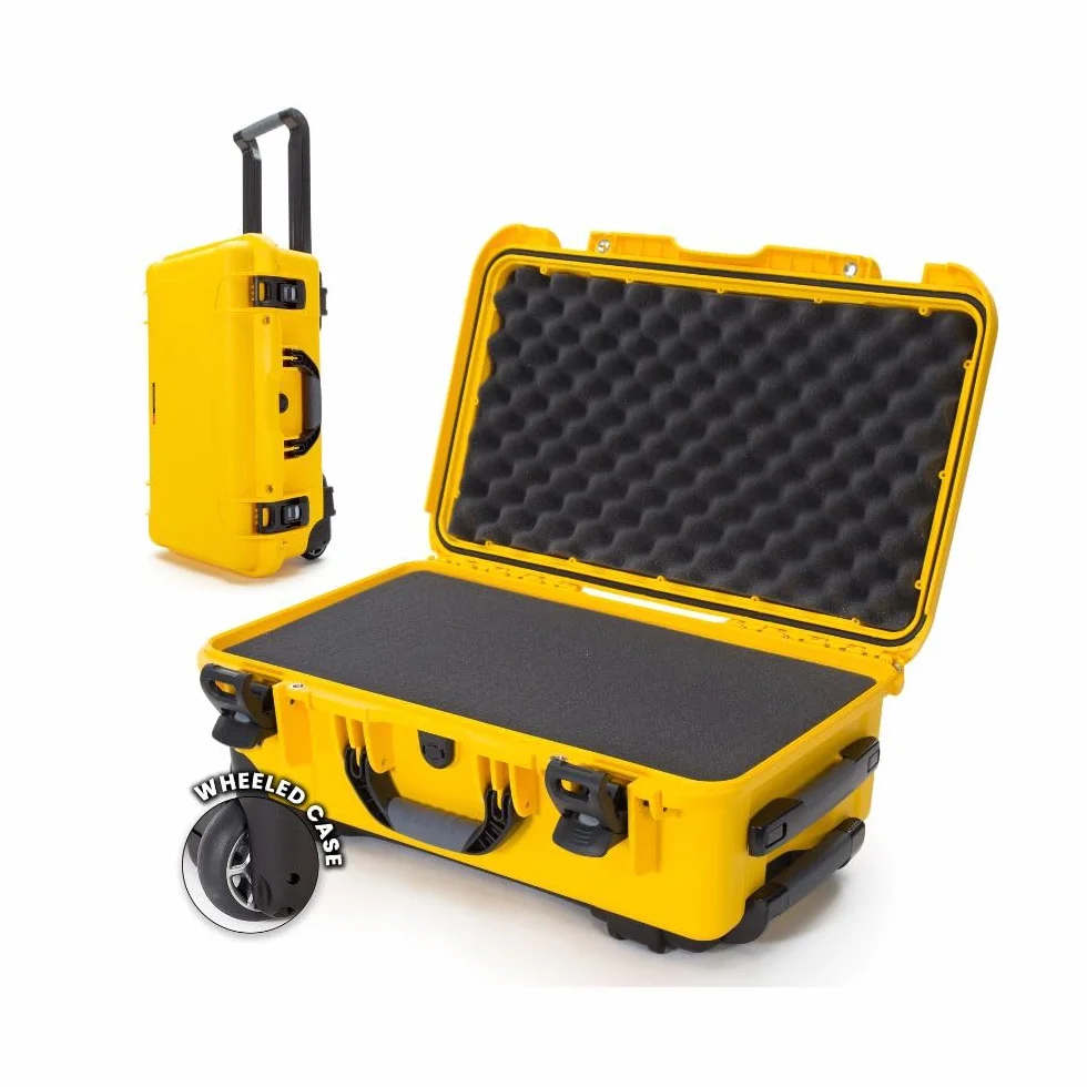 NANUK 935 - Valigia protettiva leggera e impermeabile in resina NK-7, con ruote e inserto in schiuma personalizzabile (56 cm x 36 cm x 23 cm) Omologata come bagaglio a mano (Giallo)