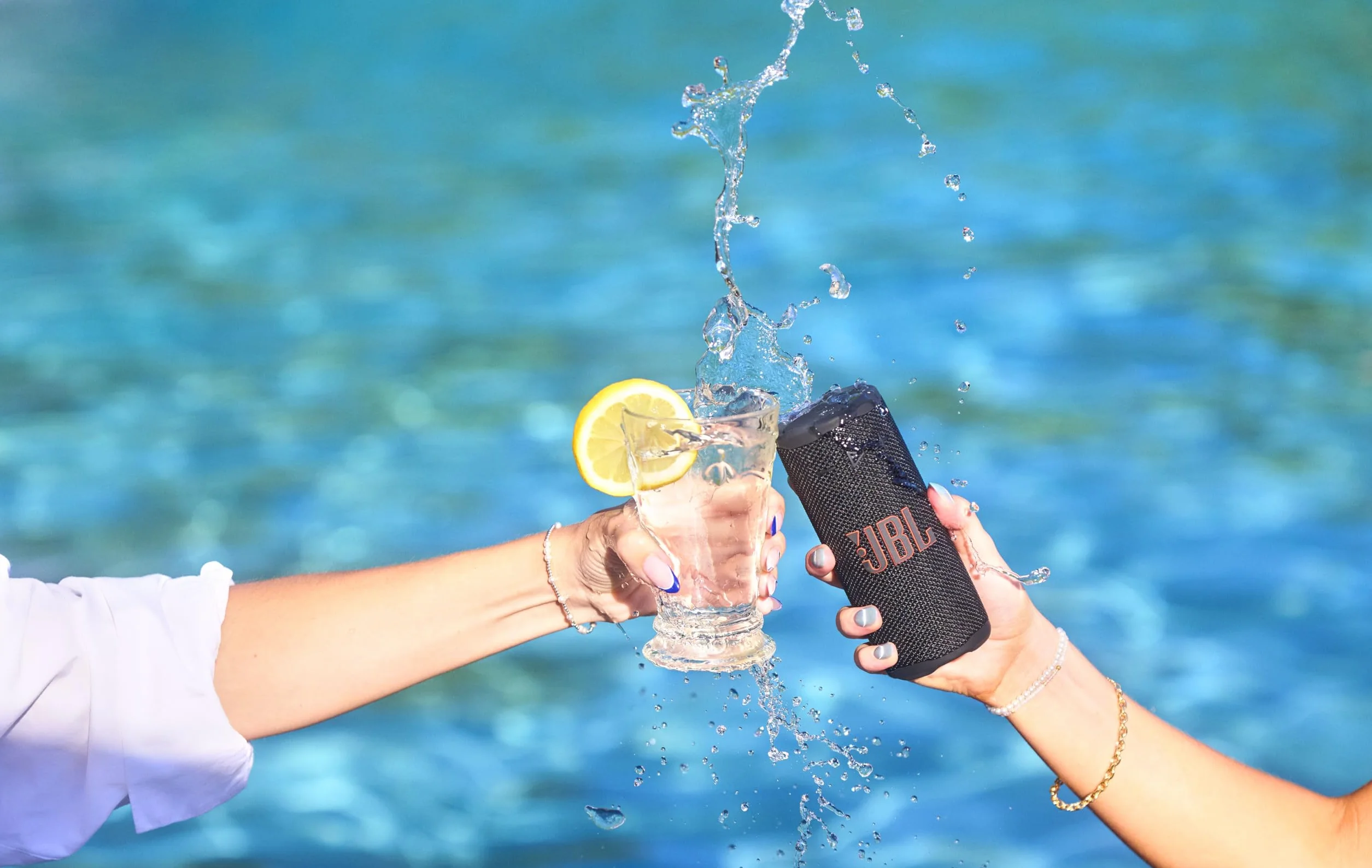 JBL Grip, Speaker Bluetooth Compatto, JBL Pro Sound con AI Sound Boost, IP68 Resistente ad Acqua e Polvere, Luce Ambientale, 14 Ore di Autonomia, Auracast Multi-Speaker, App JBL Portable, Nero