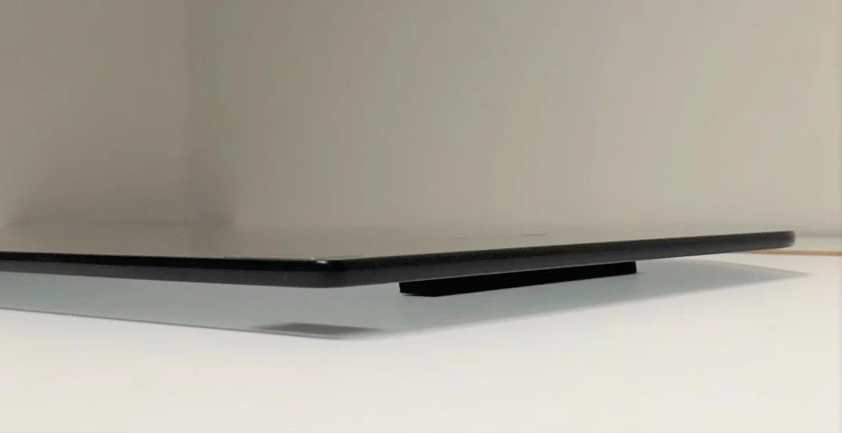 Base girevole per grandi TV, sagomata sul retro per facilitare la rotazione - in vetro temperato mm 6 colore Nero fumè, GK114N, dim. cm 114x 32 portata max kg 50