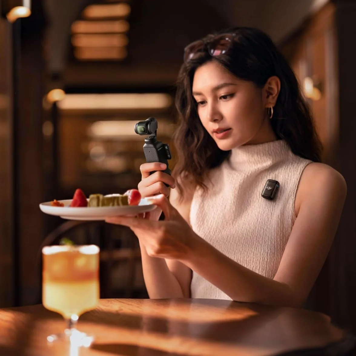 DJI Osmo Pocket 3 Creator Combo, fotocamera digitale con CMOS da 1'' e video 4K/120fps, stabilizzazione a 3 assi, tracciamento volti/oggetti, messa a fuoco rapida, microfono incluso, vlog camera