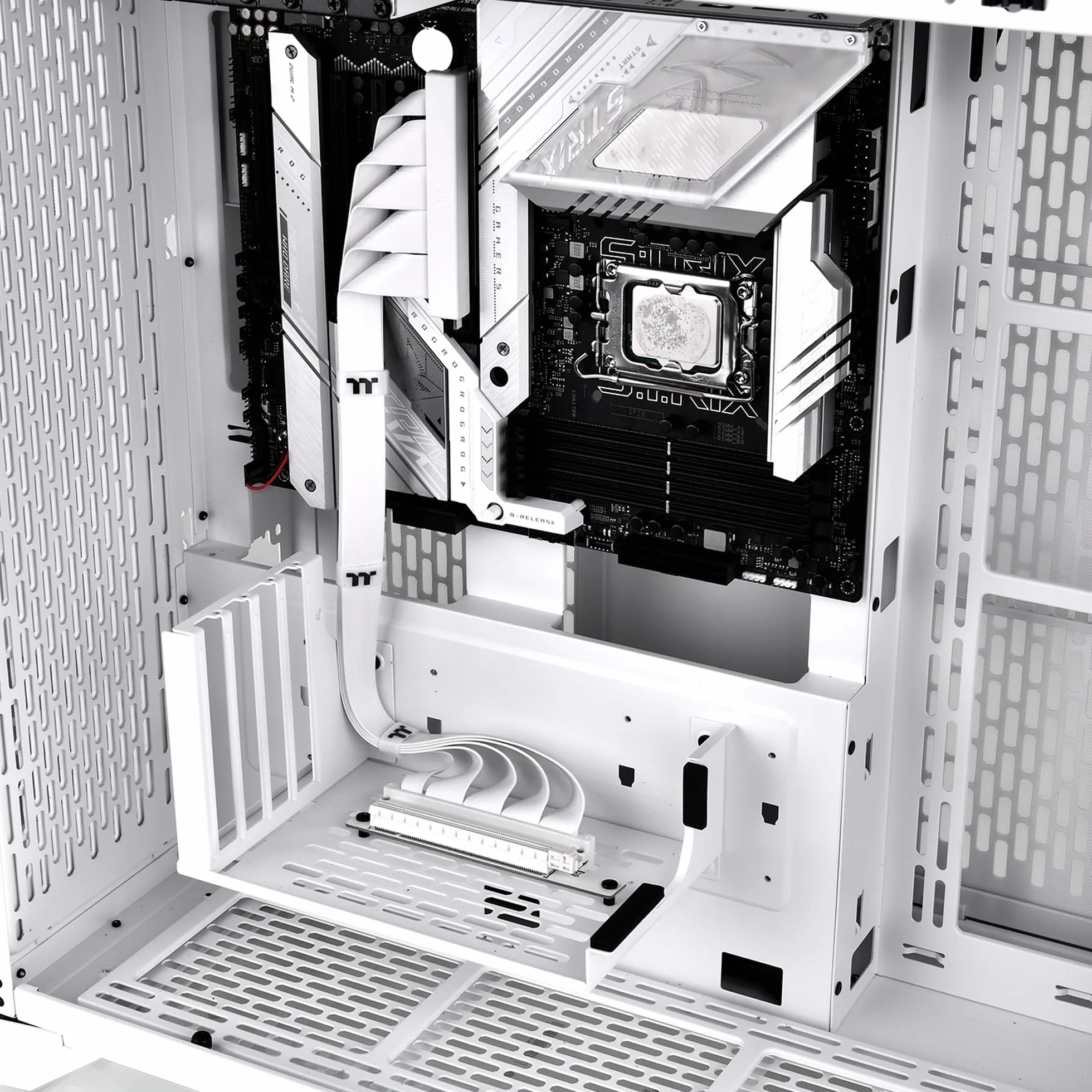 Thermaltake Cavo riser PCIe 4.0 con connettori a 90°; bianco; trasmissione ad alta velocità da 16 Gbps; 400 mm; schermatura EMI; AC-077-CO6OTN-C1; 3 anni di garanzia