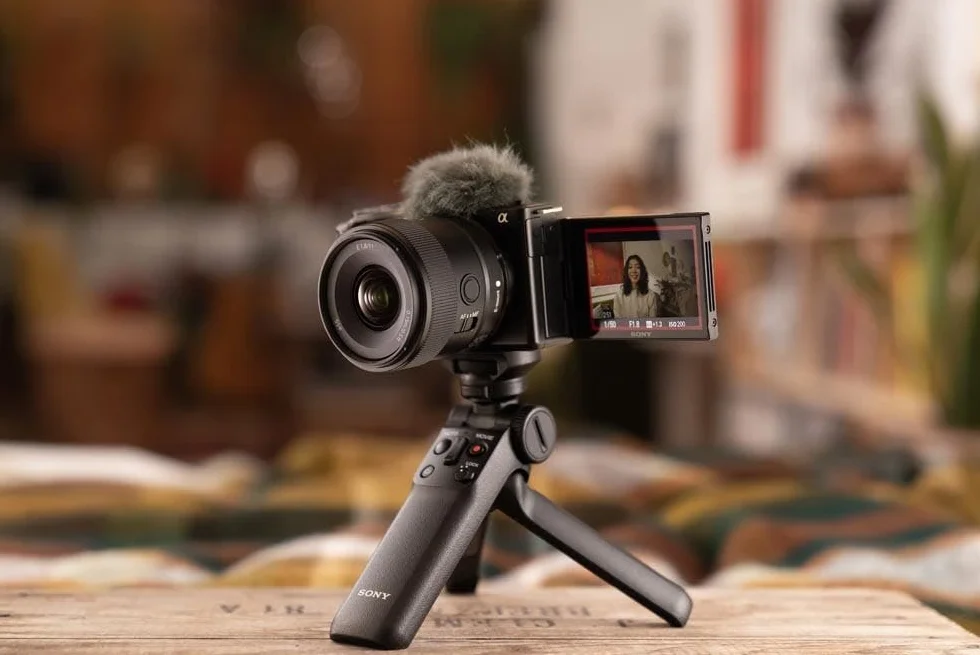 Sony SEL11F18 – Obiettivo grandangolare 11 mm F1.8 per APS-C (compatto e luminoso, attacco E-Mount, ideale per vlogging, paesaggi e architettura, compatibile con A6400, A6700, ZV-E10)