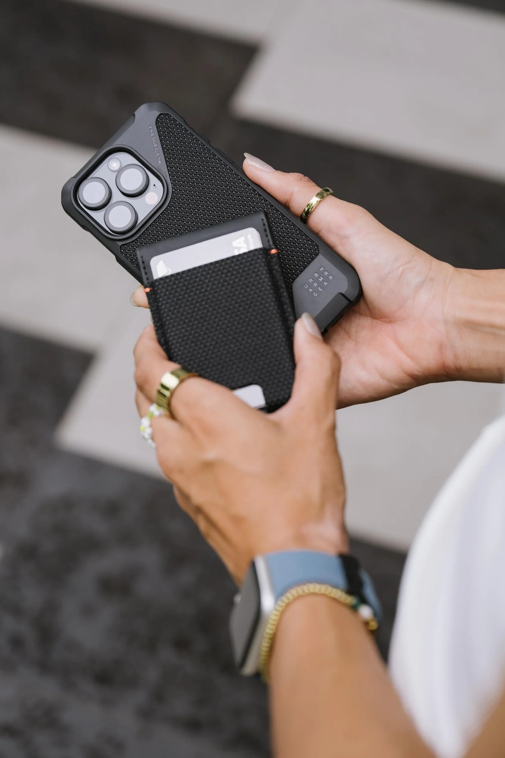 URBAN ARMOR GEAR Metropolis Magnetic Slim Wallet con funzione stand (portafoglio con magneti ultraresistenti, fino a cinque carte di credito) nero kevlar