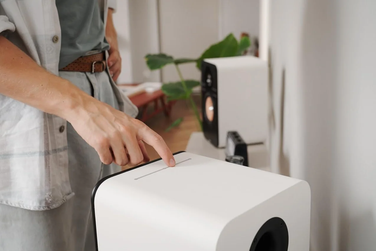 Teufel ULTIMA 25 AKTIV Club Edition 2.1 - Sistema audio con subwoofer - Altoparlante attivo da scaffale con Bluetooth e ricevitore AV integrato, Dolby Audio, DAB+, HDMI ARC CEC, Touch Slider - bianco