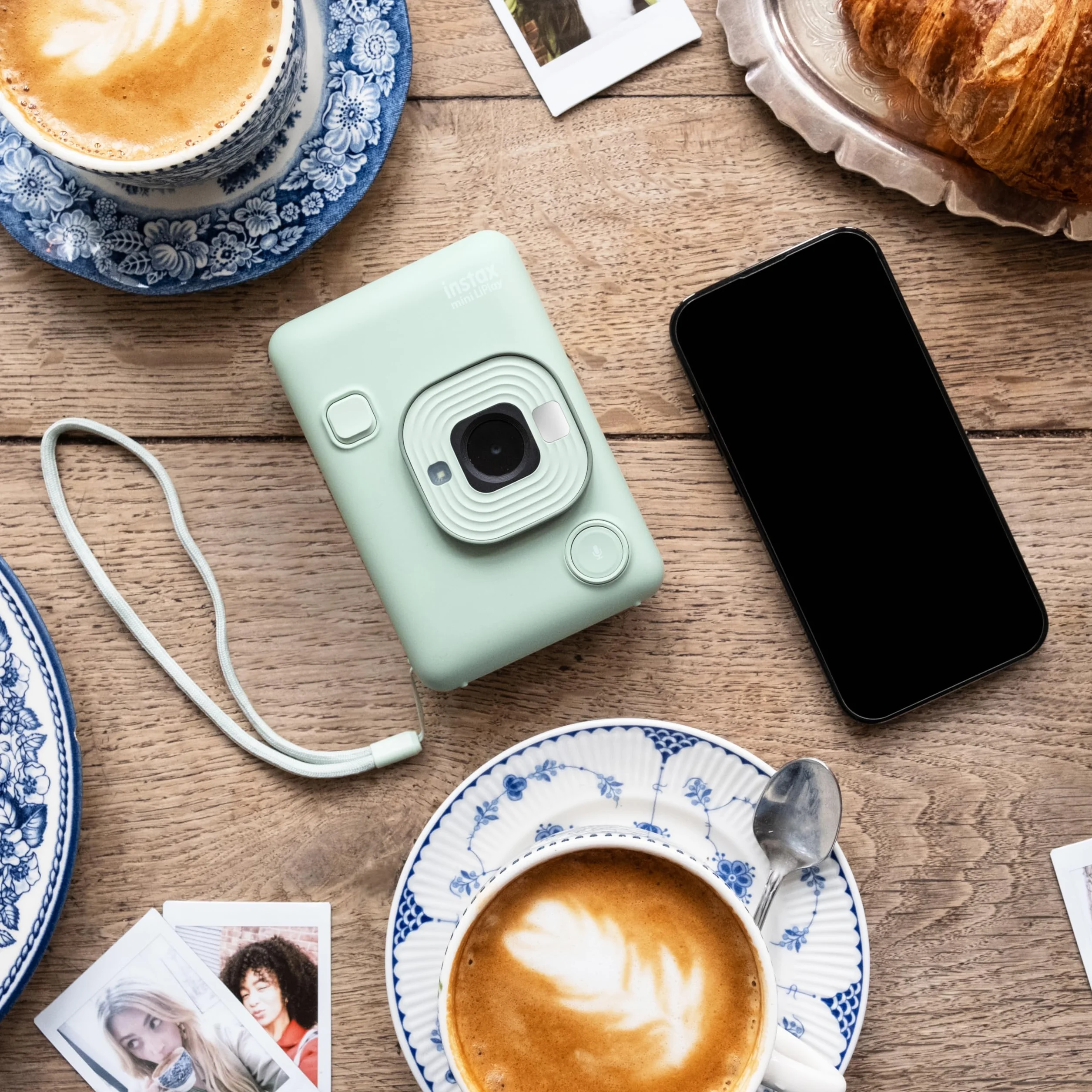 instax Fujifilm mini LiPlay Matcha Green - Fotocamera Istantanea Ibrida, Stampante per Smartphone, Controllo da Remoto, Funzione Sound per Aggiungere Suoni alle Foto, Dimensioni Stampa 86 mm x 54 mm