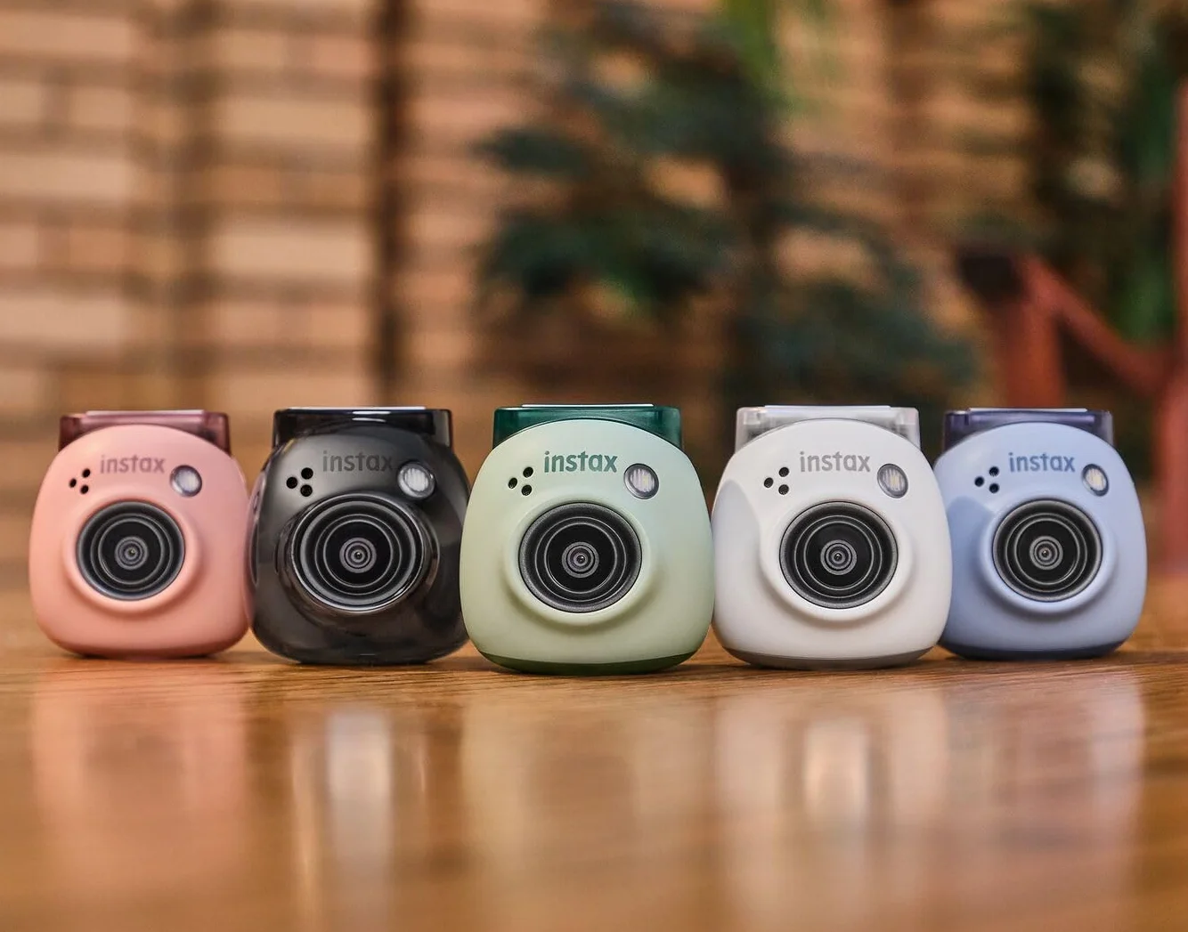 Fujifilm instax Pal Pistachio Green – Fotocamera Digitale Compatta, Design Tascabile, Semplice Esperienza di Scatto, Piccola e Divertente, Risoluzione 2560 × 1920, Slot microSD