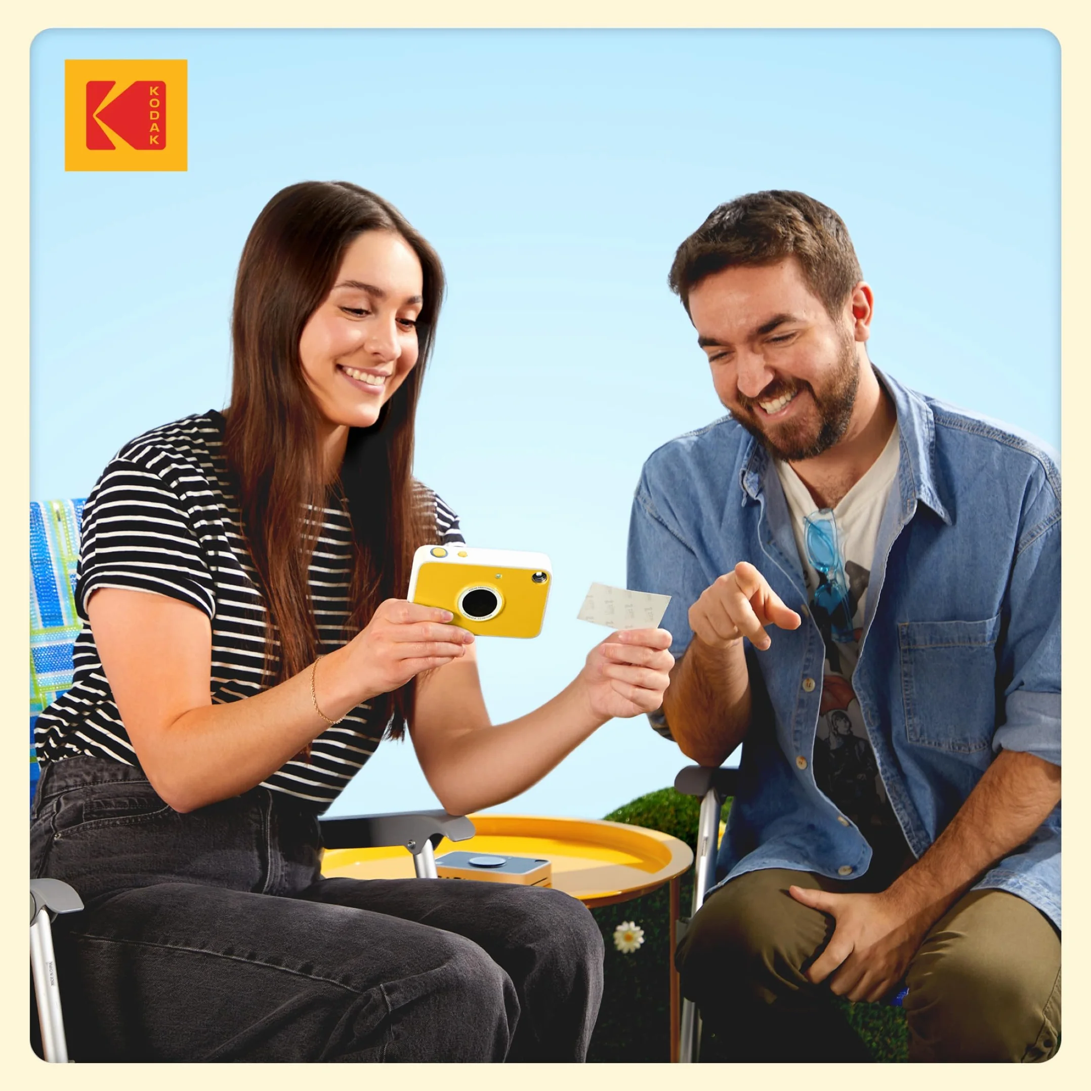 KODAK Printomatic+ Fotocamera Digitale Istantanea 10MP con LED RGB, stampa foto a colori su carta Zink 2x3” – Gialla