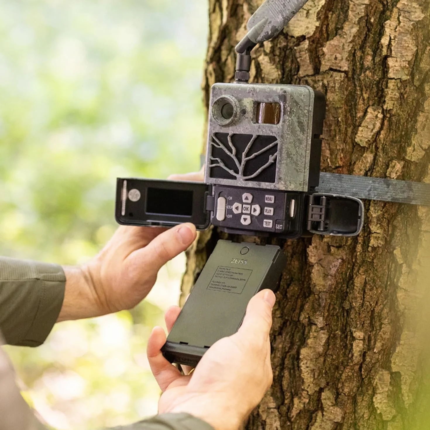 Batteria Esterna ZEISS per Secacam 3 & 1– Batteria Li-ION Ricaricabile a Lunga Durata, Sostituzione Facile sul Campo, Economica, Alimentazione Continua e Sicura – Ideale per Sorveglianza Prolungata