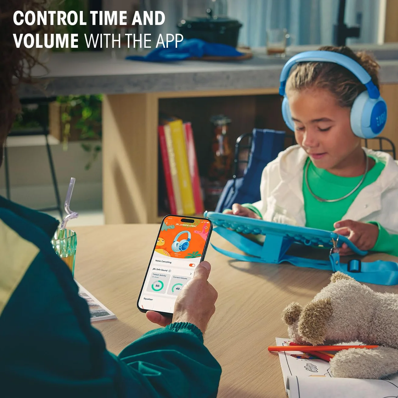 JBL Junior 470 NC Cuffie Over-Ear Bluetooth Wireless per Bambini, con Cancellazione Attiva del Rumore, Microfono Integrato, 50 Ore di Autonomia, JBL Safe Sound, Limitatore Volume, Set Adesivi, Bianco